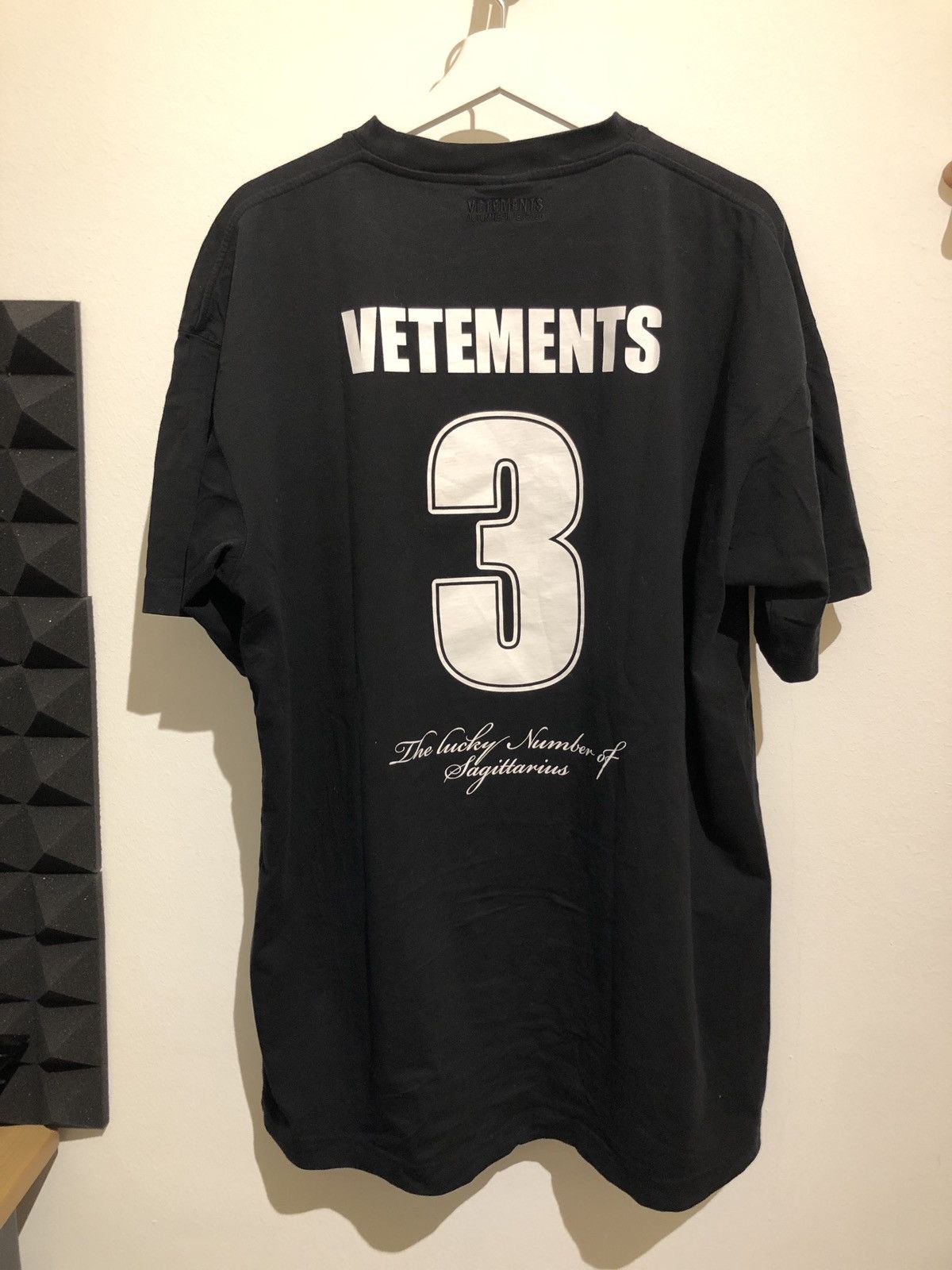 VETEMENTS Jupiter Tシャツ