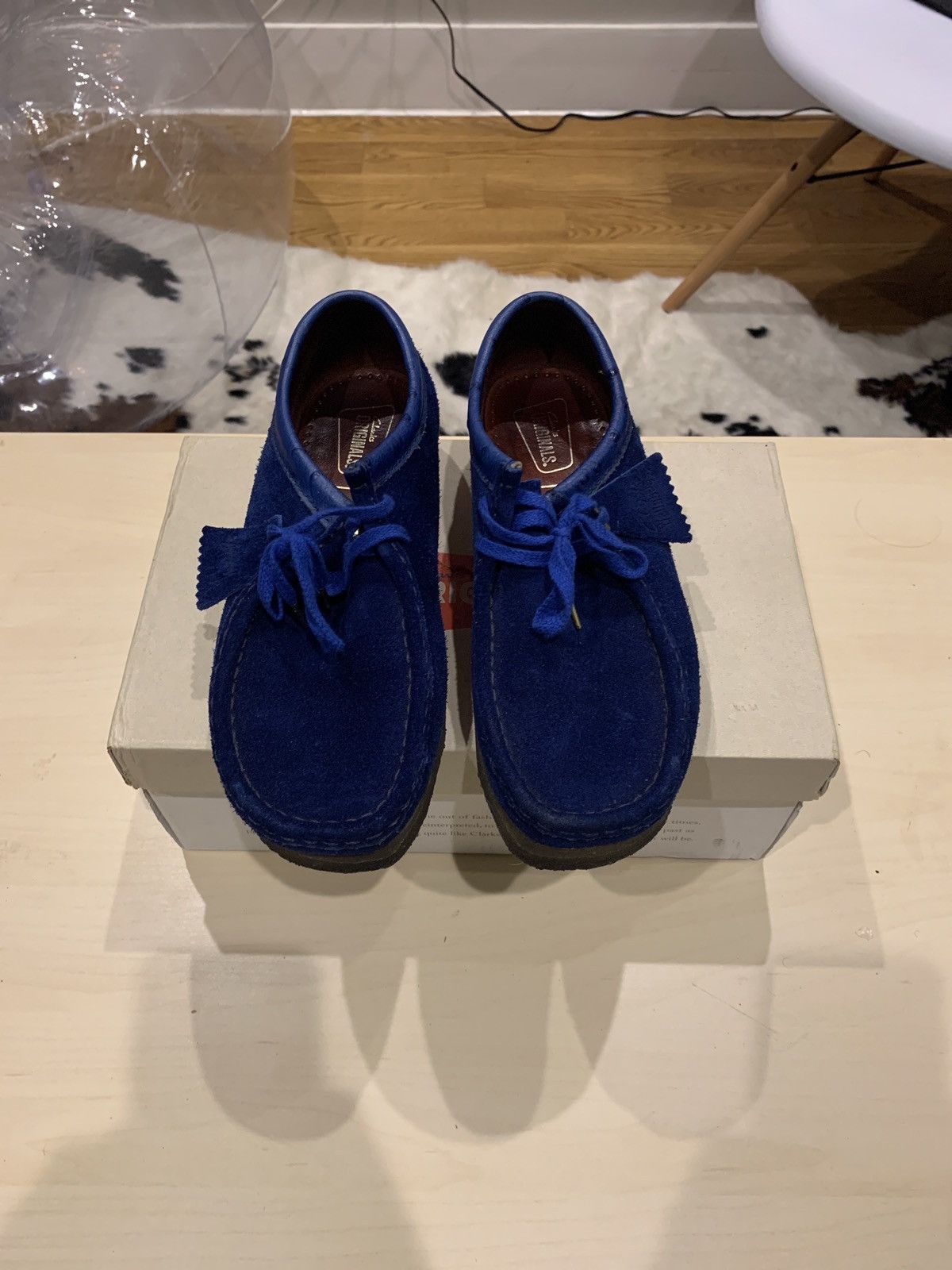 Clarks × Stussy CLARKS ORIGINALS X STUSSY WALLABEE ROYAL Clarks × Stussy CLARKS ORIGINALS X STUSSY WALLABEE ROYAL
