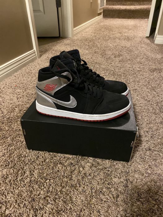 Air jordan 1 mid noir online rouge