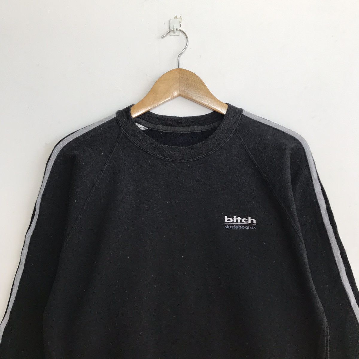 Vintage VTG Bitch Skateboard Sweatshirt 🔥🔥 Size US L / EU 52-54 / 3 - 3 Thumbnail