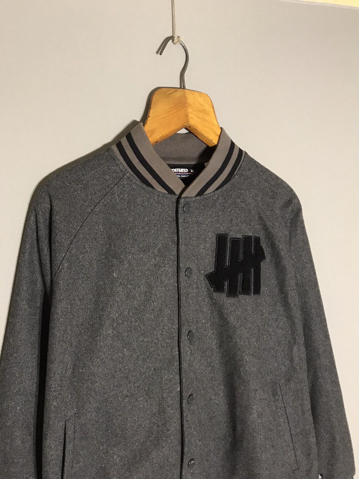 Undefeated UNDEFEATED Gray Wool Varsity Bomber Jacket Size US M / EU 48-50 / 2 - 2 Thumbnail