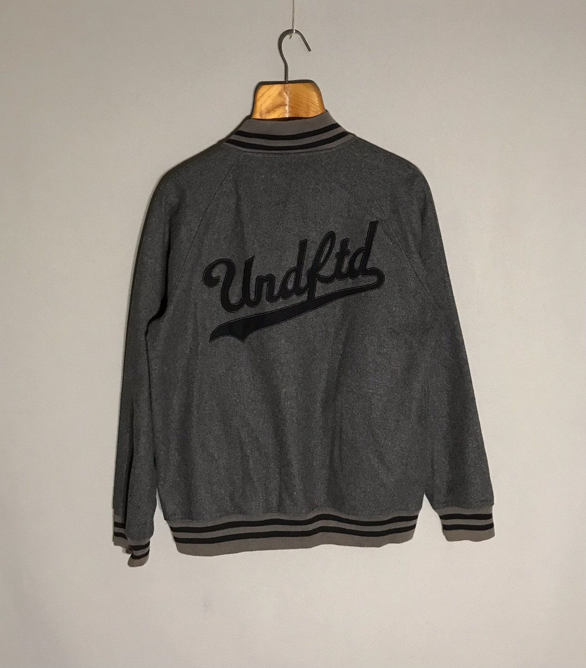Undefeated UNDEFEATED Gray Wool Varsity Bomber Jacket Size US M / EU 48-50 / 2 - 8 Thumbnail