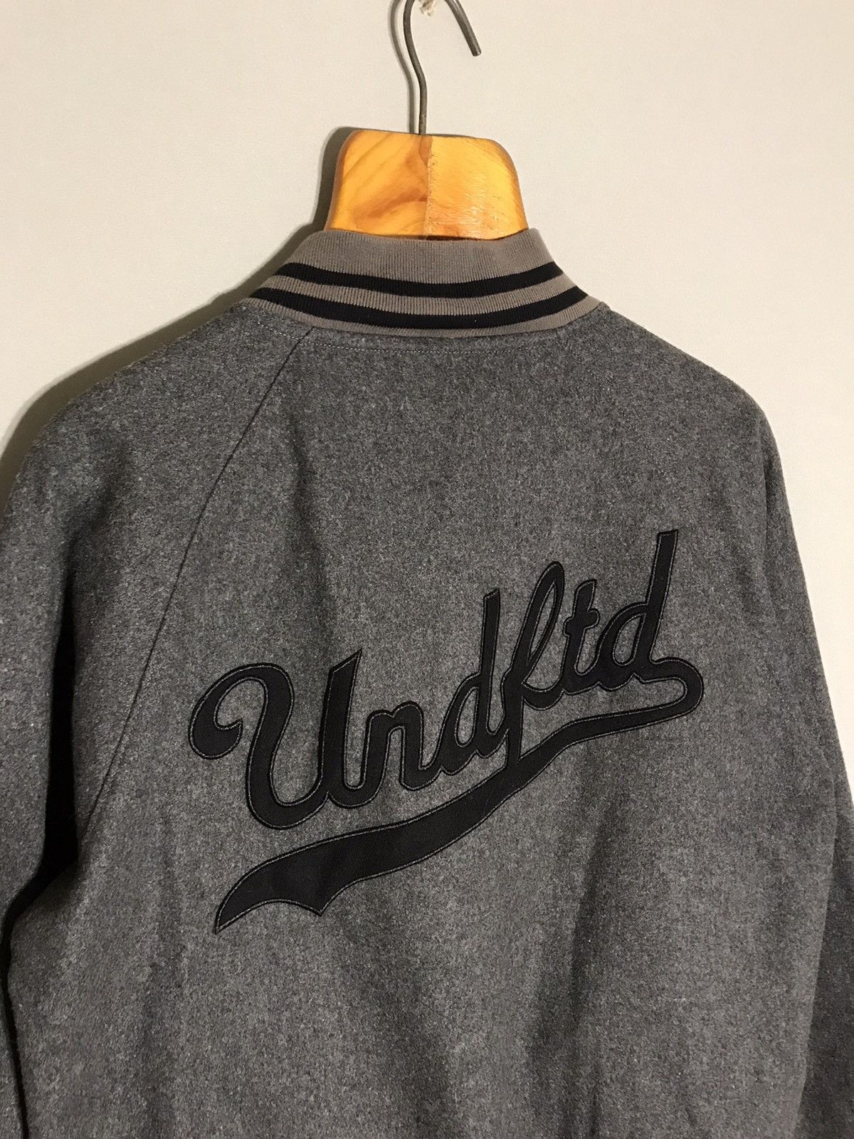 Undefeated UNDEFEATED Gray Wool Varsity Bomber Jacket Size US M / EU 48-50 / 2 - 9 Thumbnail