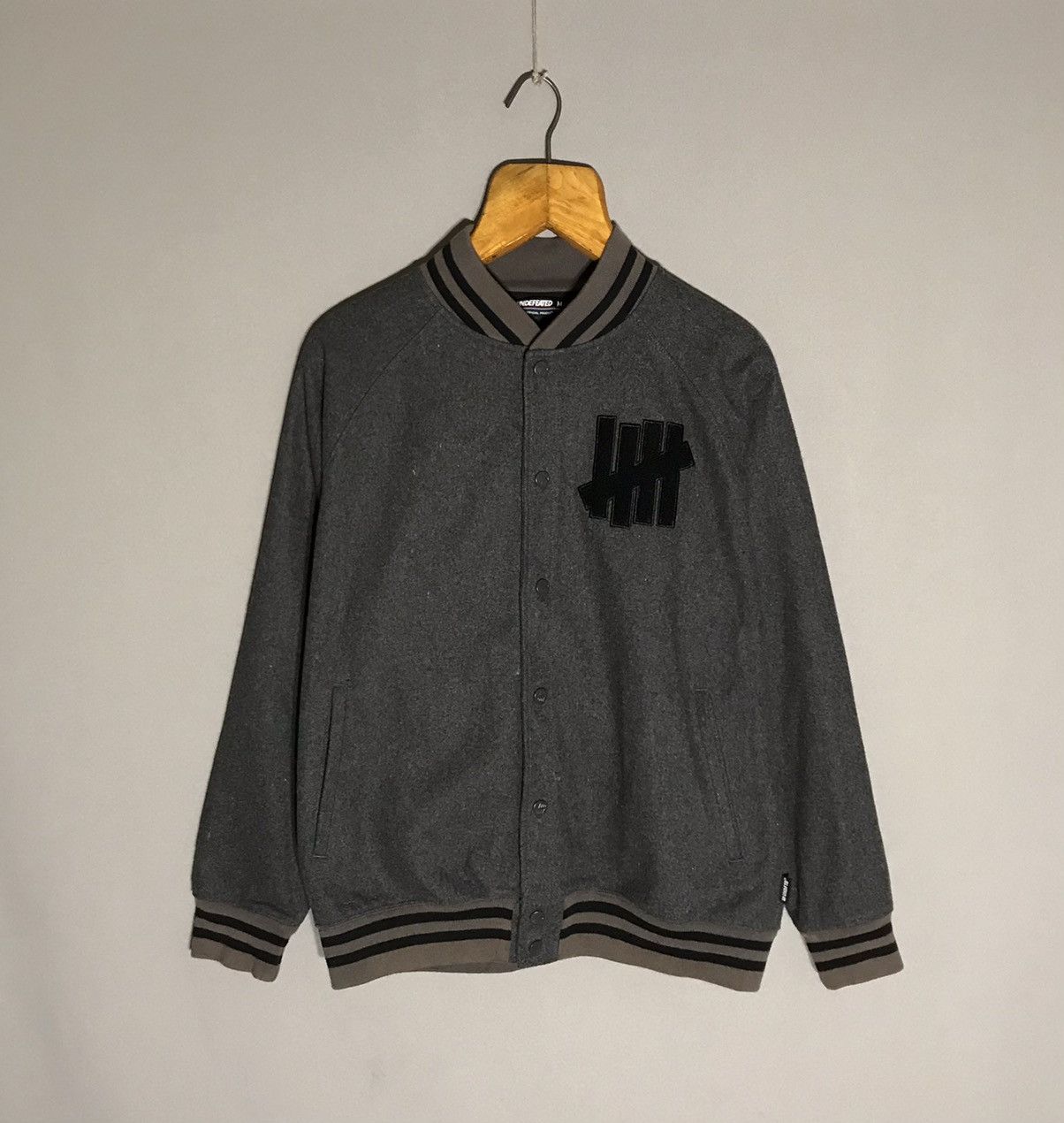 Undefeated UNDEFEATED Gray Wool Varsity Bomber Jacket Size US M / EU 48-50 / 2 - 1 Thumbnail