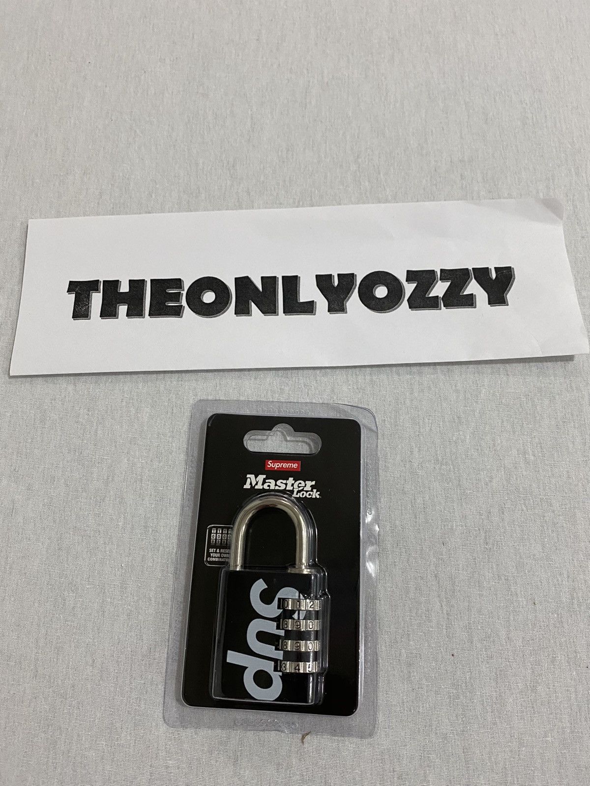 SUPREME x MASTER LOCK - Cadeado Numeric Combination 