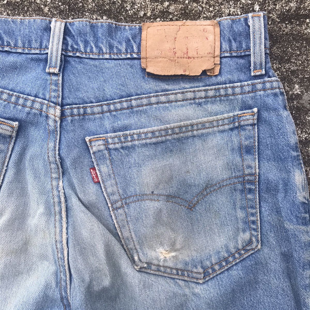 Levi's Vintage 90s Levis 520 Distressed Denim Made in USA Size US 32 / EU 48 - 14 Thumbnail