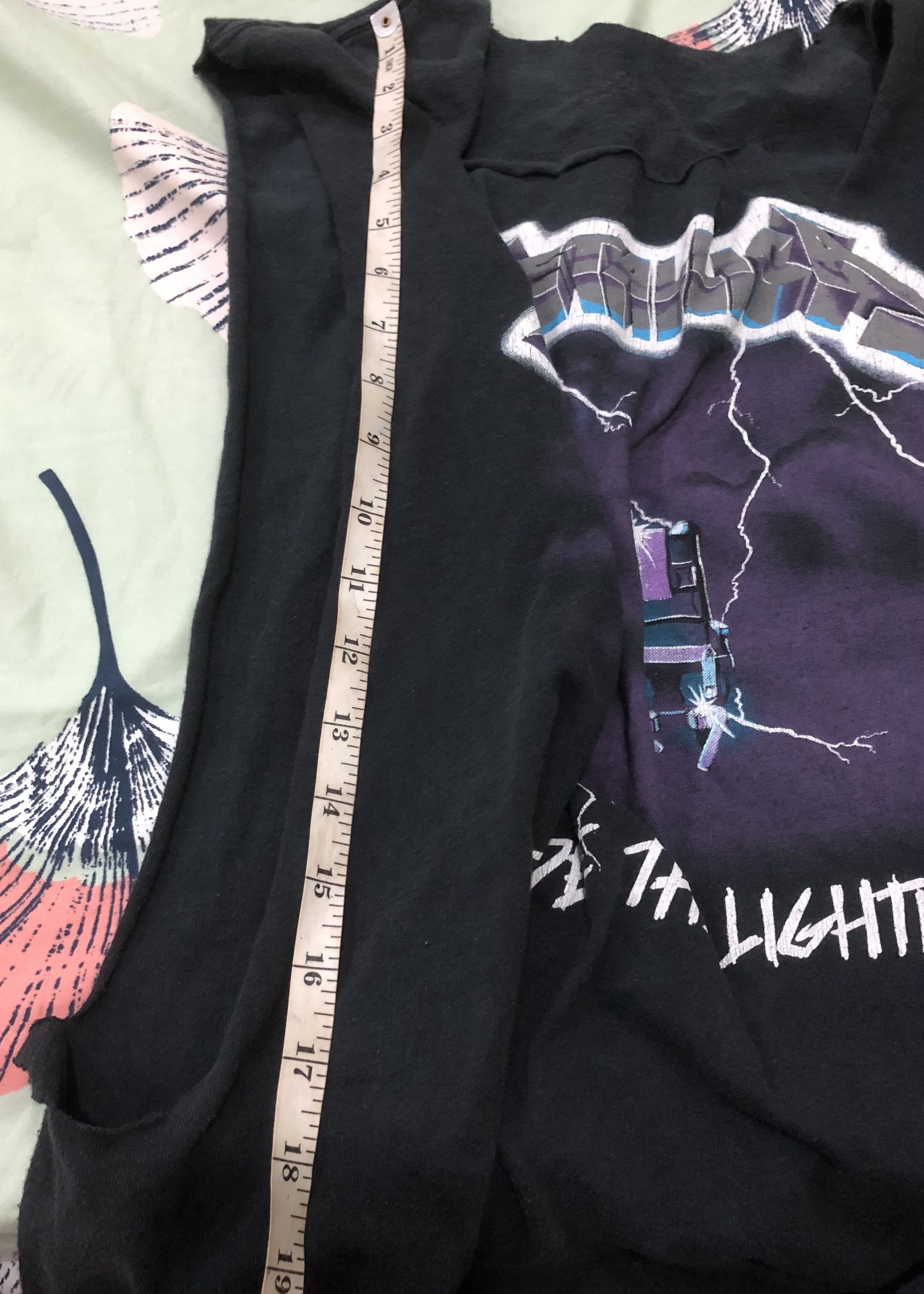 Vintage Vintage Rare Distressed/Very Worn 90s Metallica Tshirt Size US L / EU 52-54 / 3 - 7 Thumbnail