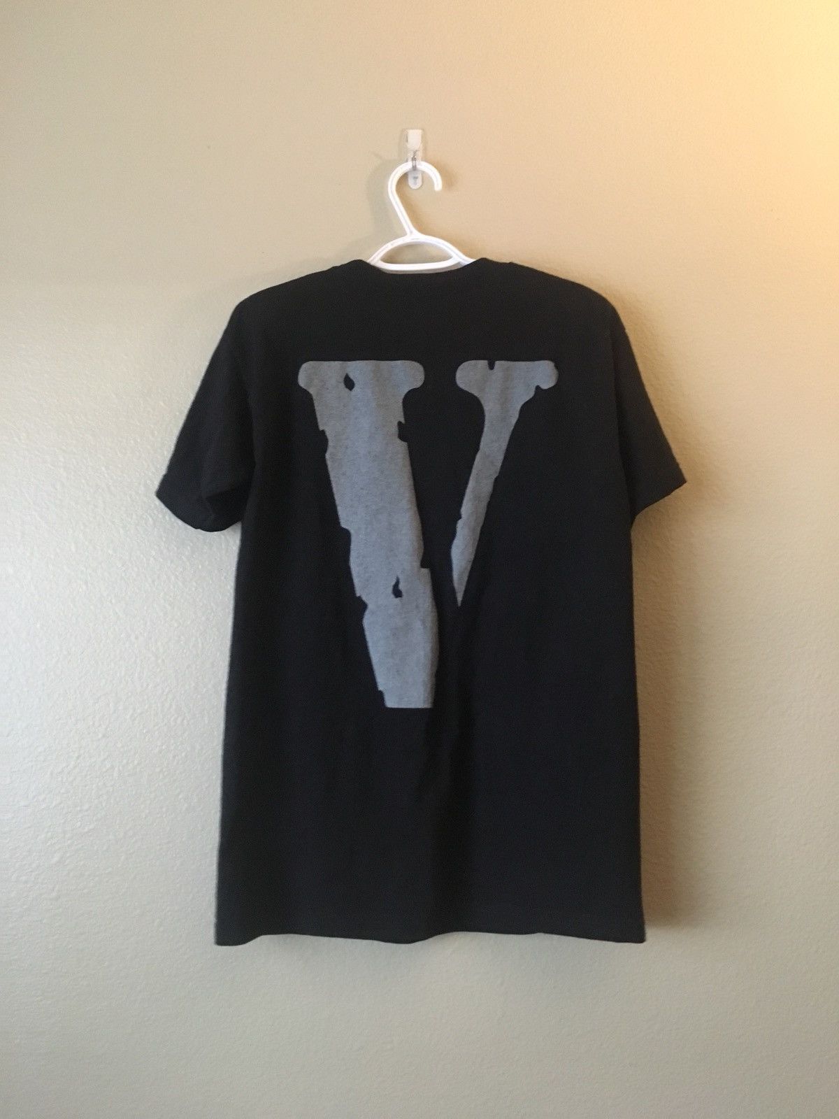 Vlone Vlone Friends reflective black V tee Size US M / EU 48-50 / 2 - 2 Thumbnail