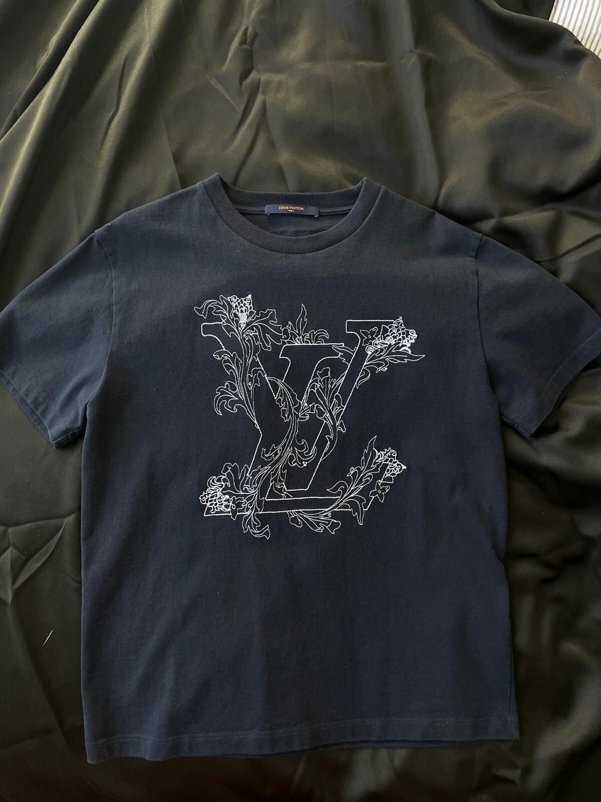 Louis Vuitton Navy & White Flower Logo Embroidered T-Shirt – Savonches