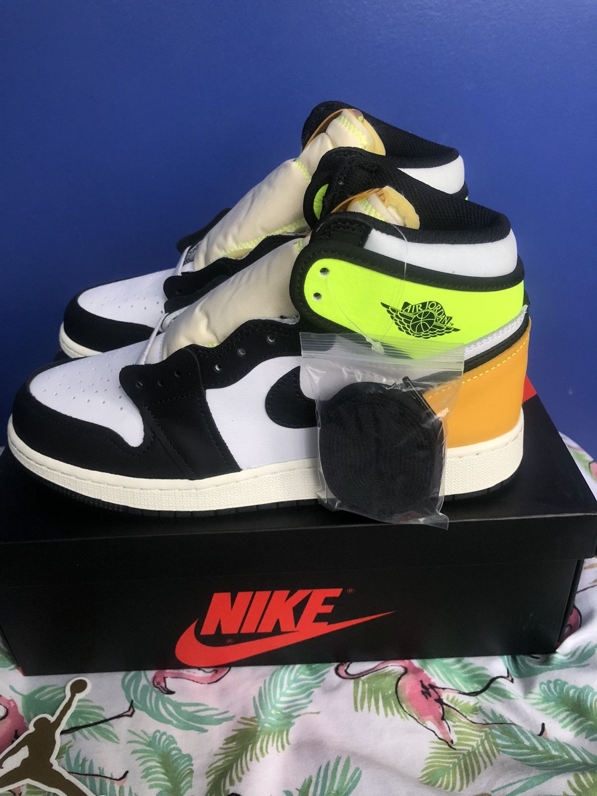 Air Jordan 1 volt gold size 7Y