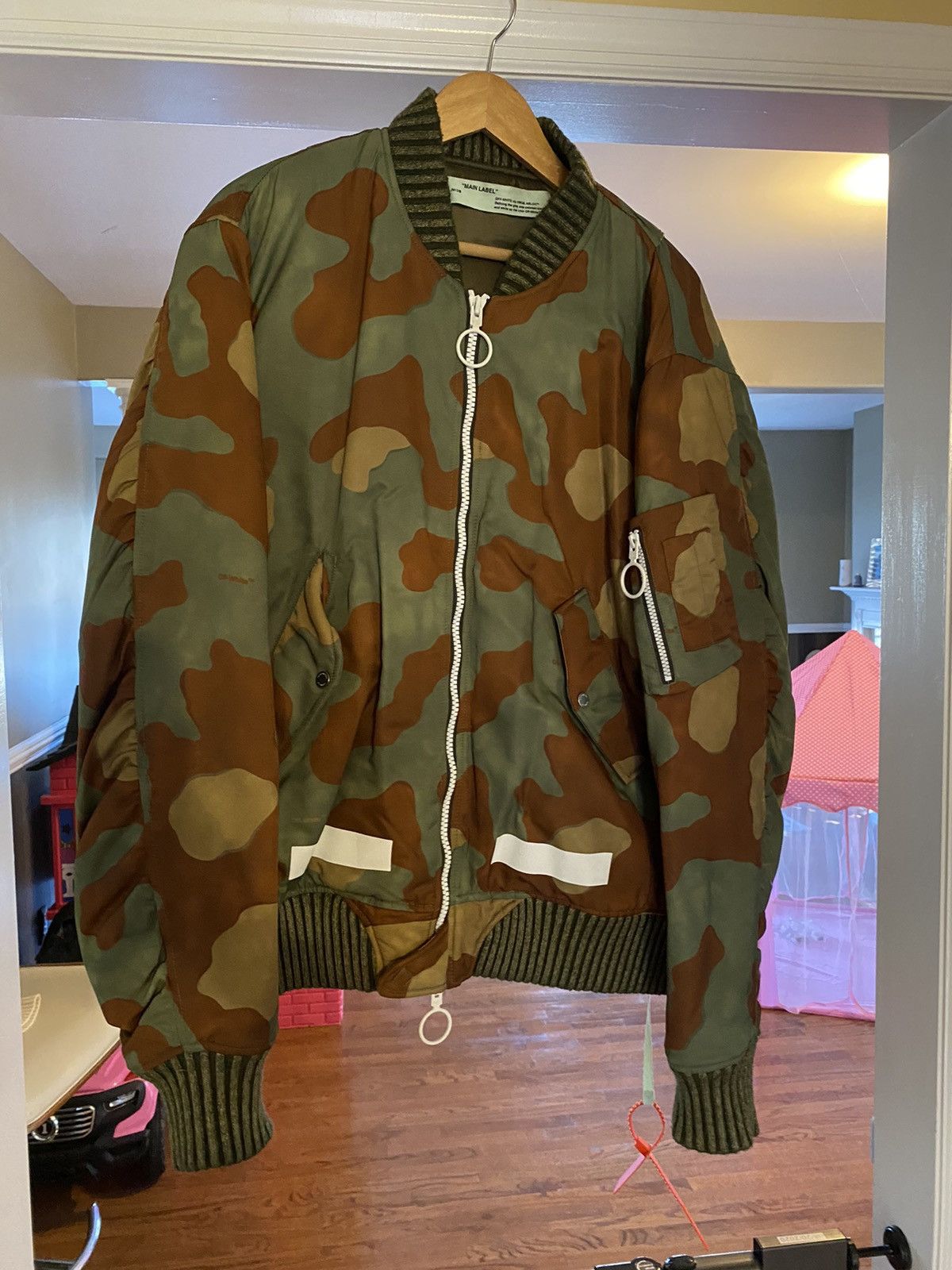 Off-White Off-white camo bomber jacket with strap Size US M / EU 48-50 / 2 - 2 Thumbnail