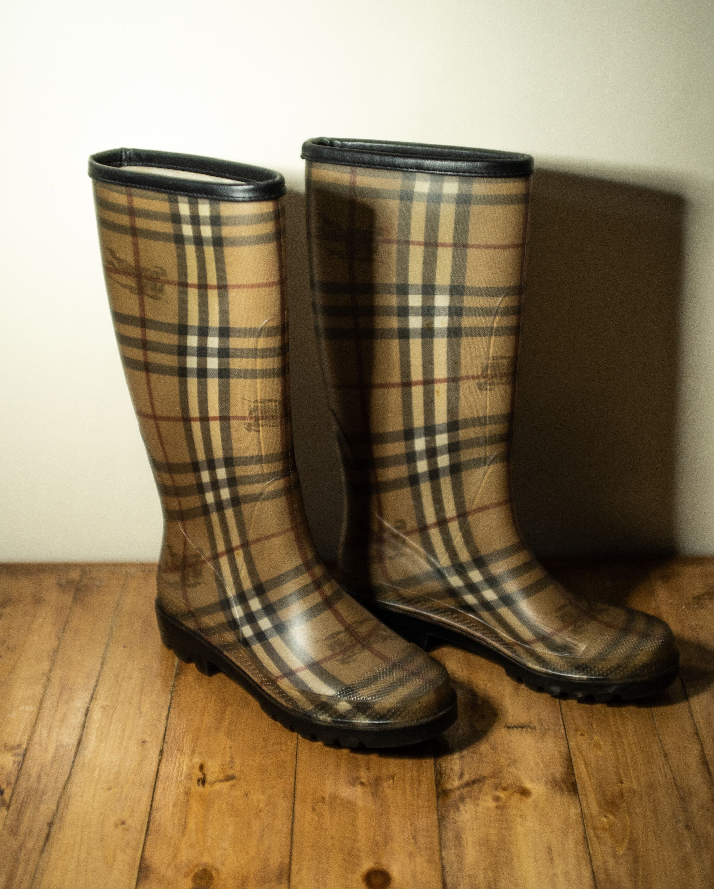 Burberry Burberry women s Riddlestone short Rainboot Grailed