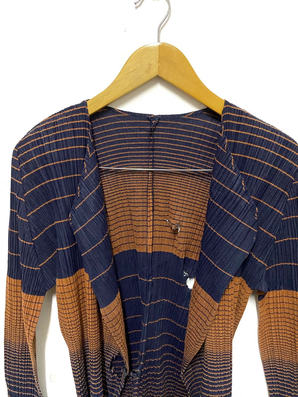 Issey Miyake Pleats Please Pleated Distressed Wrap Cape Cardigan Size US S / EU 44-46 / 1 - 2 Thumbnail