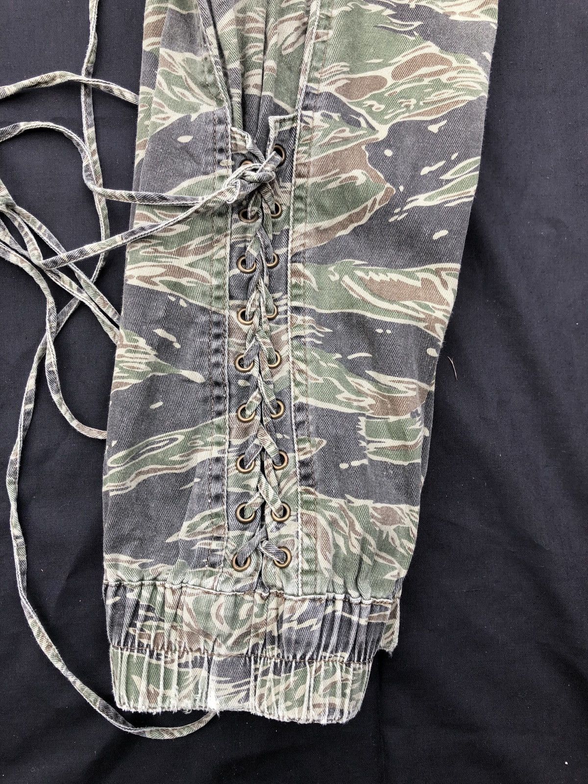 Hysteric Glamour Vintage Hysteric Glamour Tiger Stripe Camo Bondage Crop Pant Size US 29 - 24 Thumbnail
