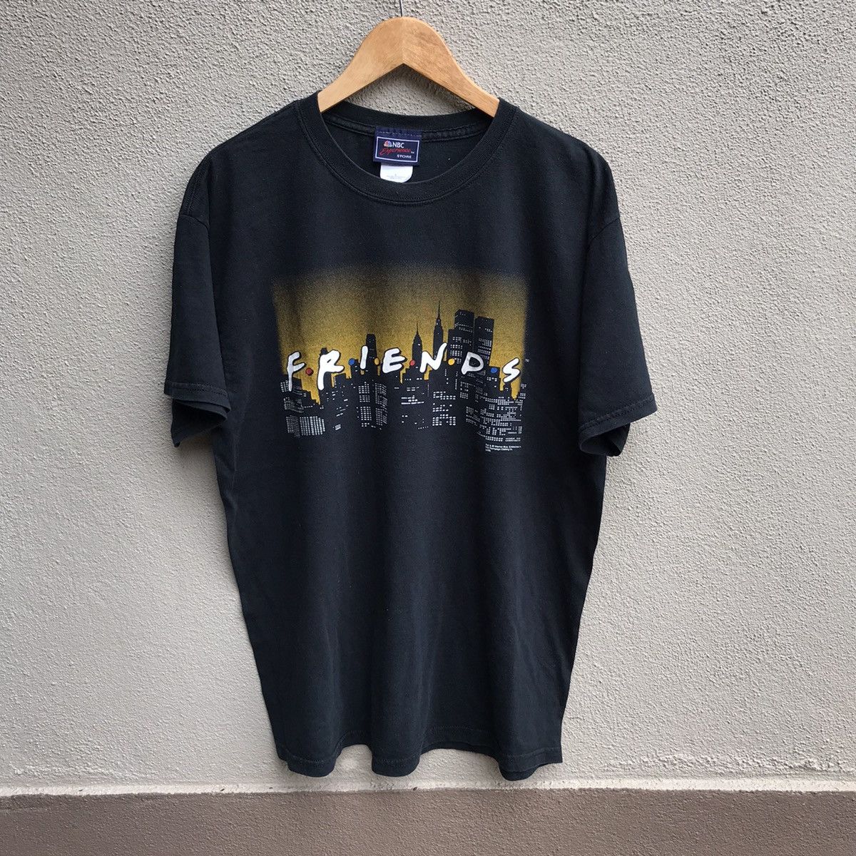 Vintage Vintage 90s FRIENDS tv series legend tee Size US L / EU 52-54 / 3 - 1 Thumbnail