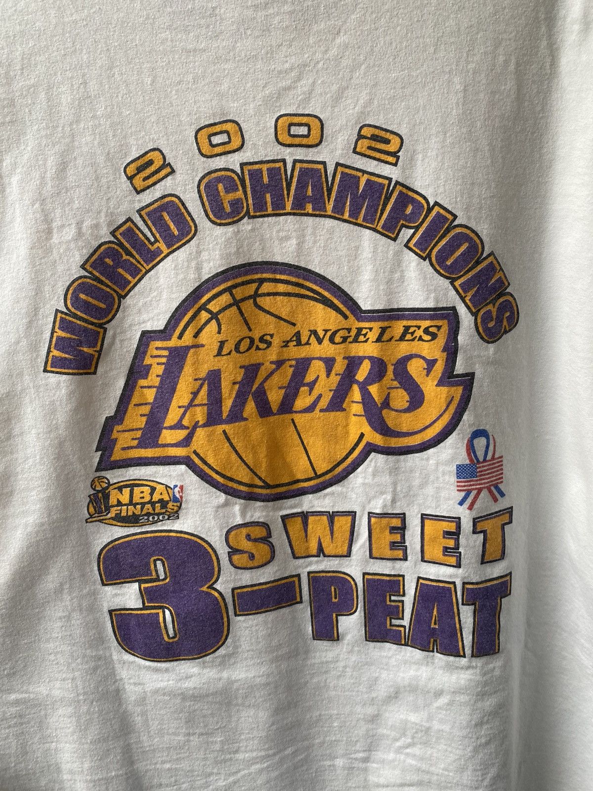 NBA 2002 Vintage Lakers 3 Peat Trophies Tee Size US XXL / EU 58 / 5 - 4 Thumbnail