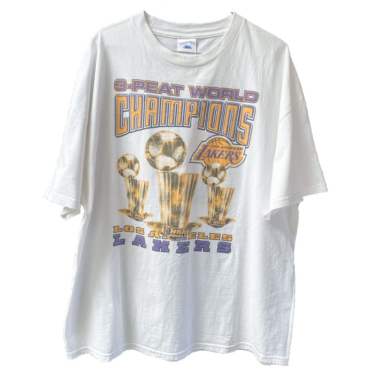 NBA 2002 Vintage Lakers 3 Peat Trophies Tee Size US XXL / EU 58 / 5 - 1 Thumbnail