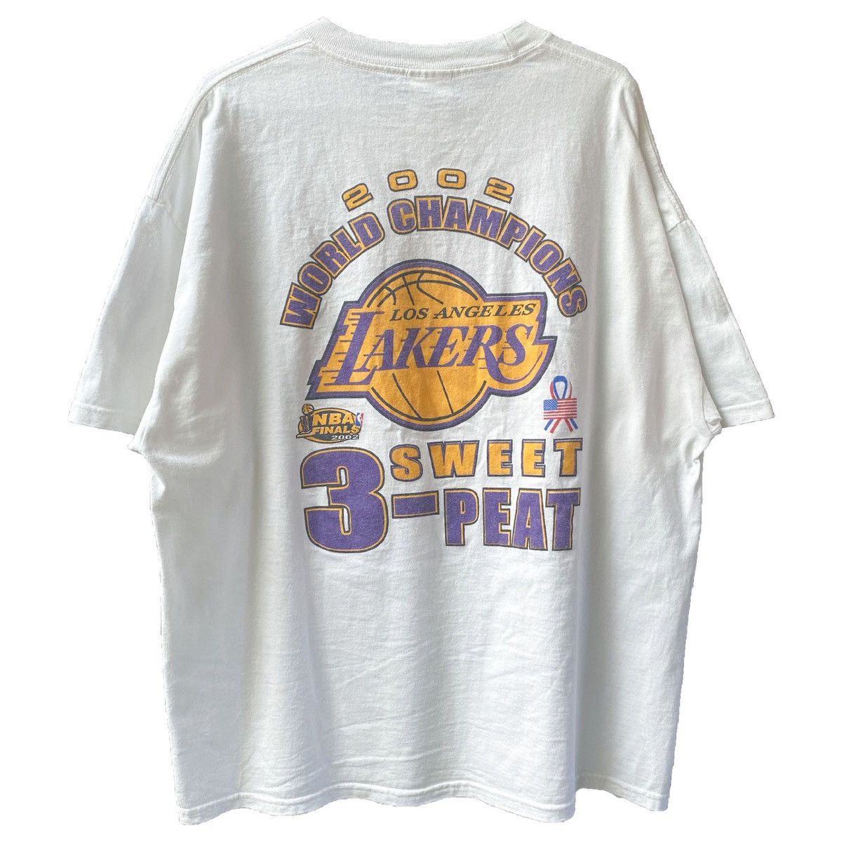 NBA 2002 Vintage Lakers 3 Peat Trophies Tee Size US XXL / EU 58 / 5 - 2 Thumbnail