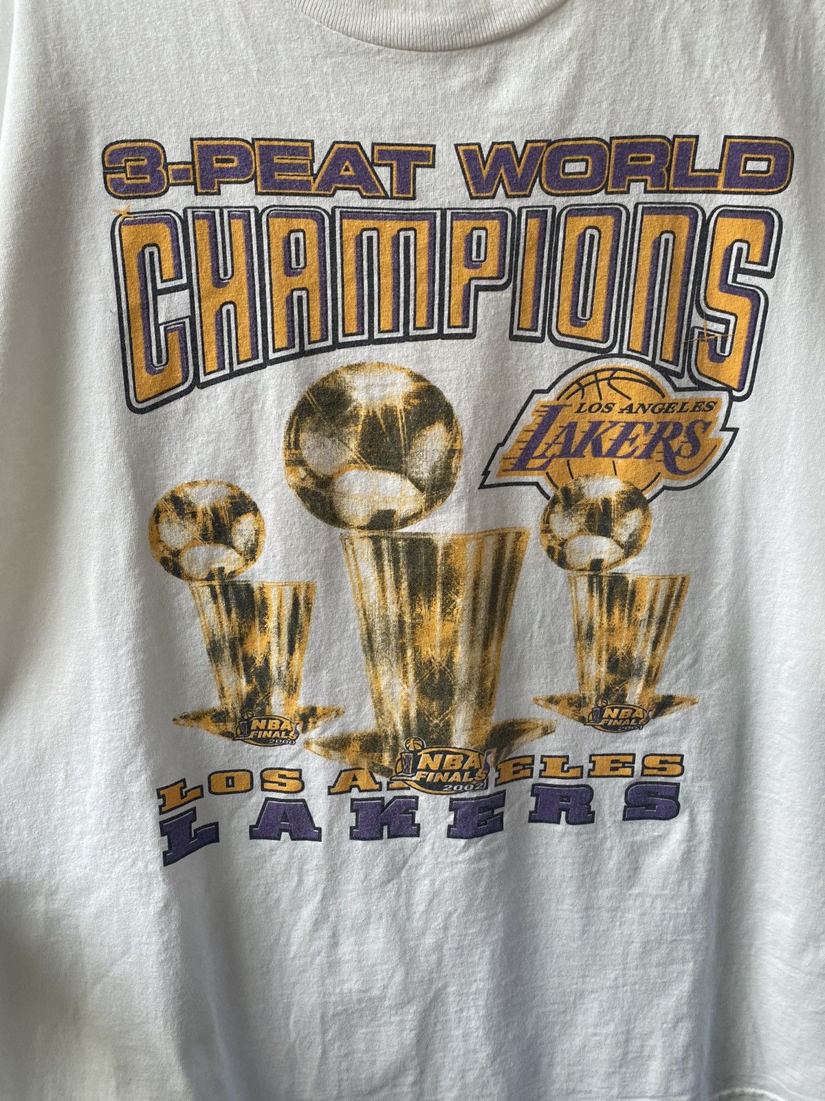 NBA 2002 Vintage Lakers 3 Peat Trophies Tee Size US XXL / EU 58 / 5 - 3 Thumbnail