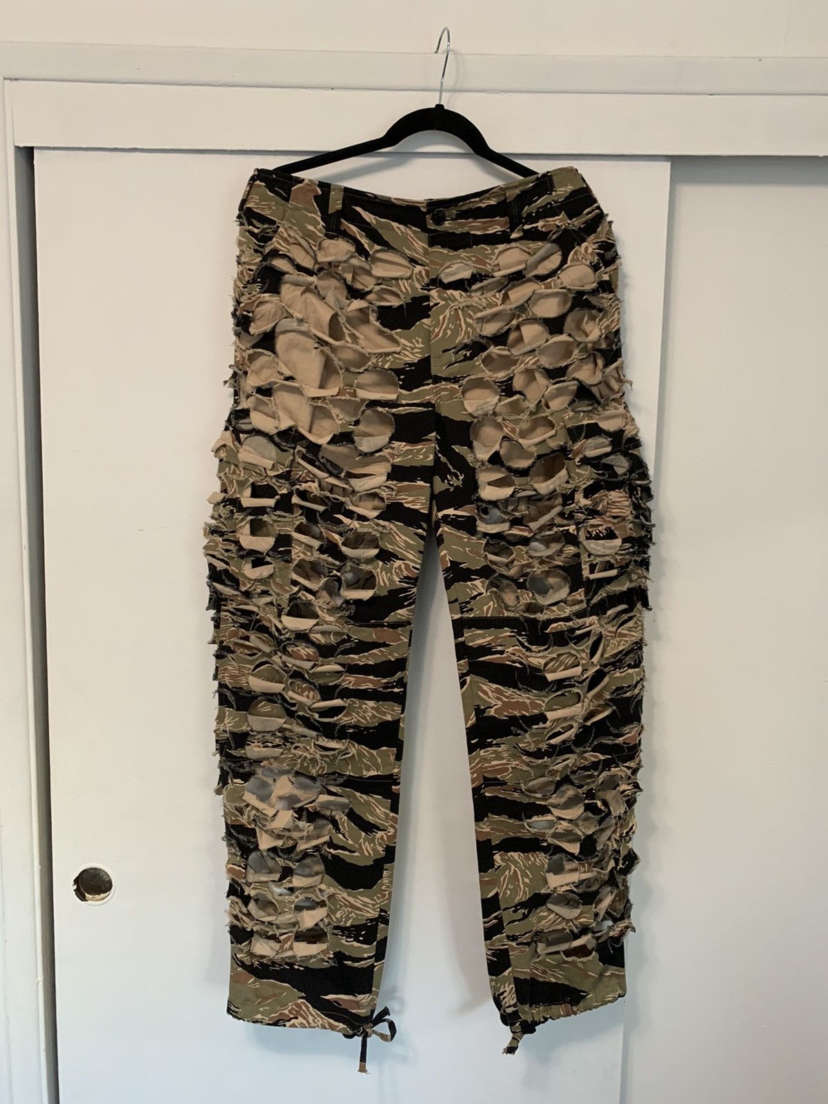 人気便利グッズ Vetements Vetements AW18 Laser Cut Tiger Camo Distressed パンツ