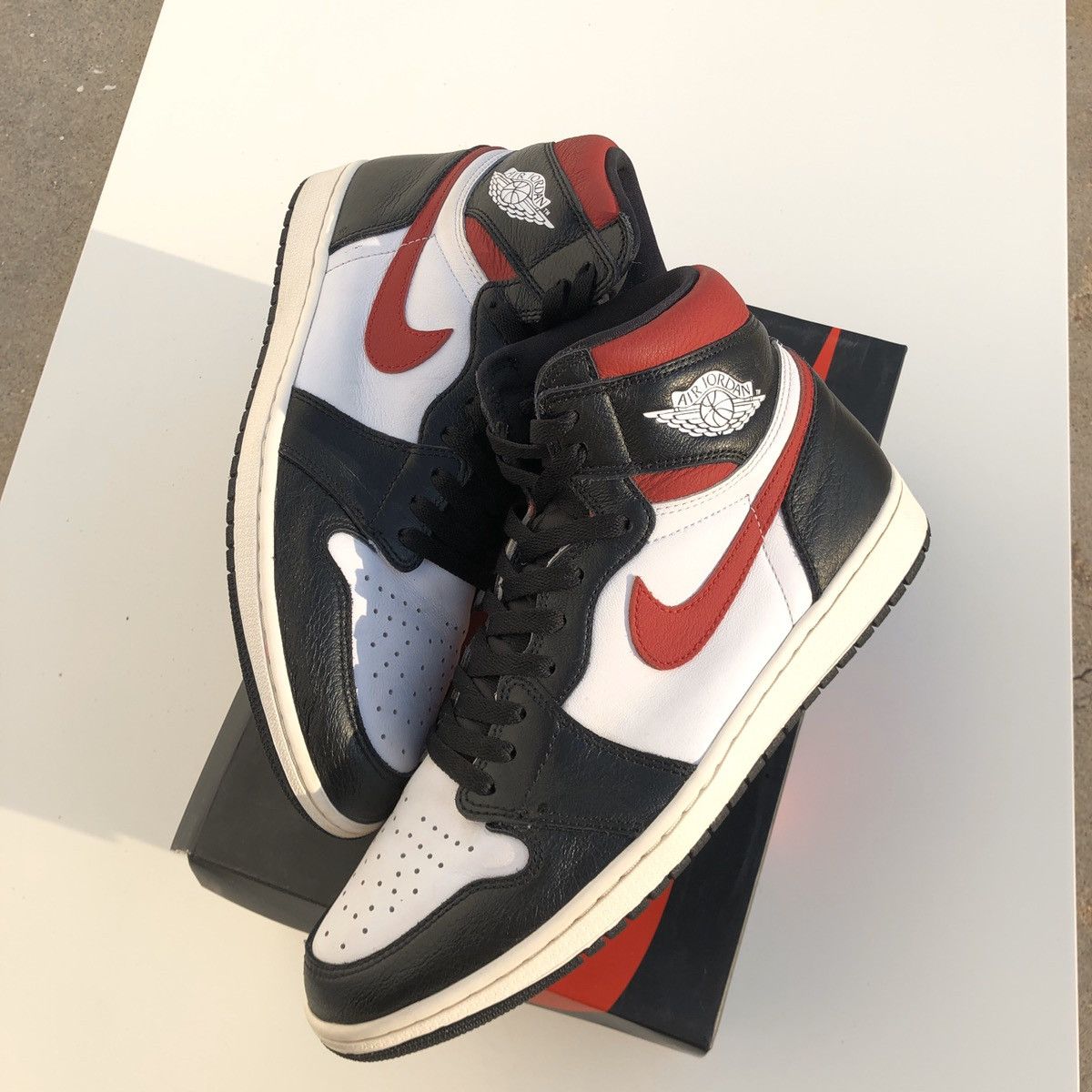 Jordan Brand Air Jordan 1 Retro High OG Gym Red 2019 Size US 11 / EU 44 - 1 Thumbnail