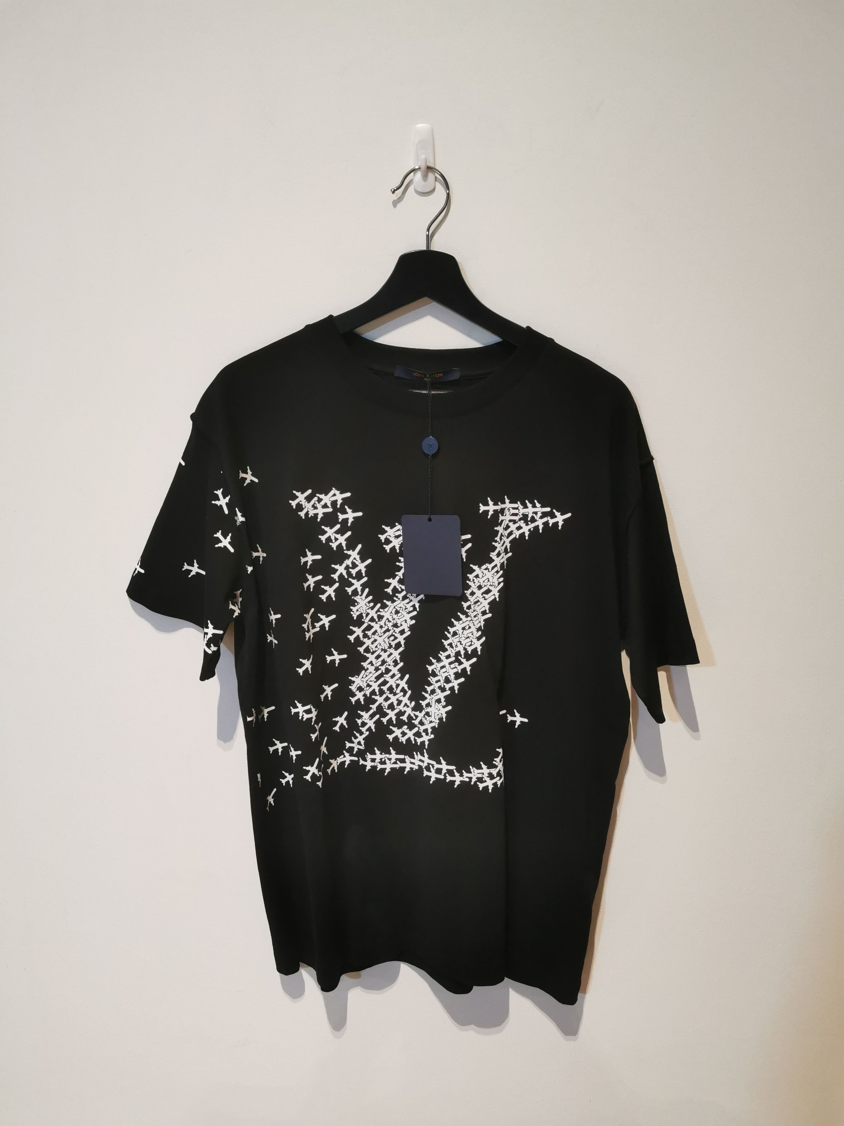 LOUIS VUITTON 2054 SIGNATURE BLACK T-SHIRT – e-Outlet