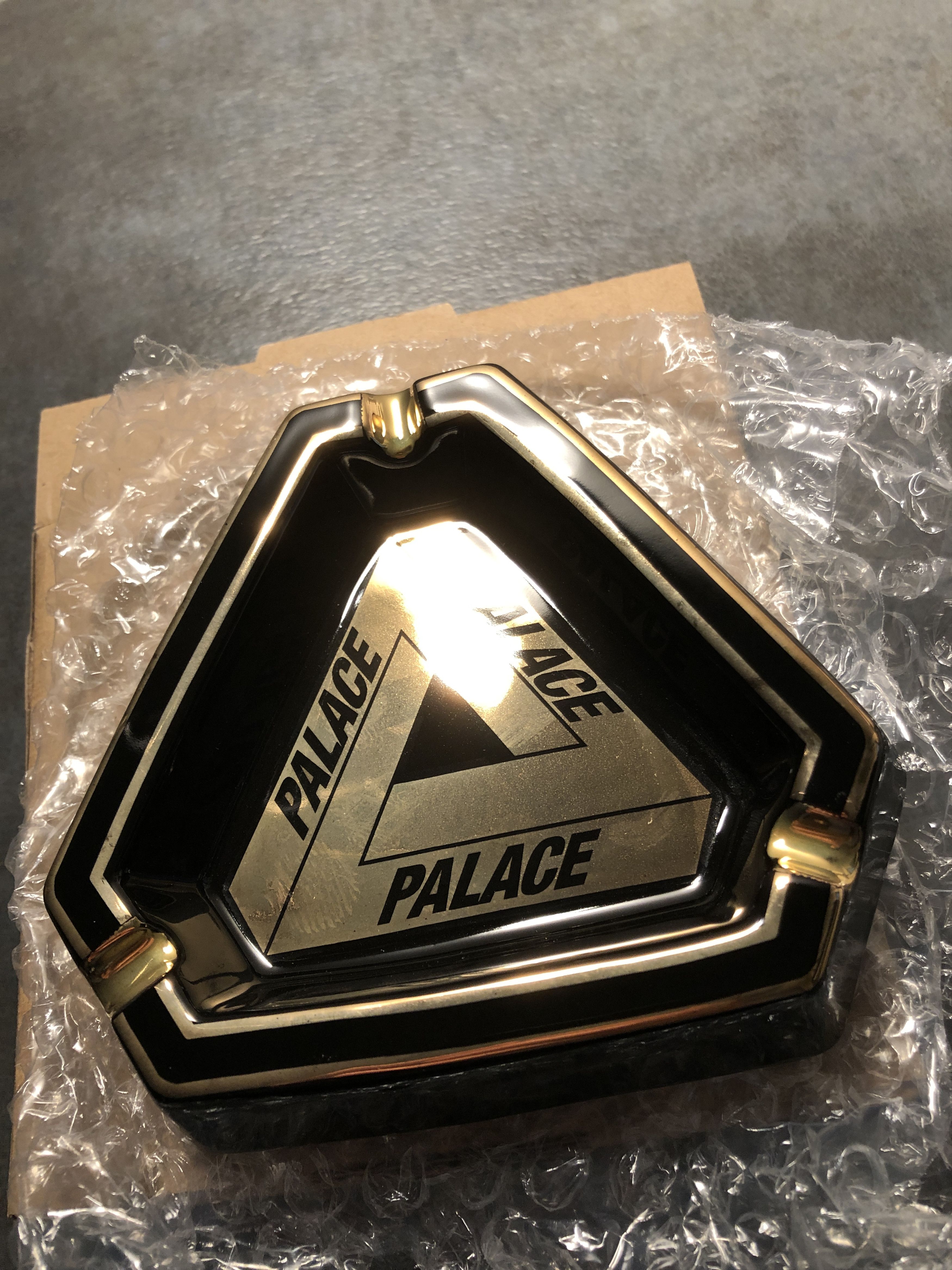 PALACE TRI-FERG CERAMIC ASHTRAY 灰皿 TRI-FERG CERAMIC ASHTRAY | PALACE SKATEBOARDS