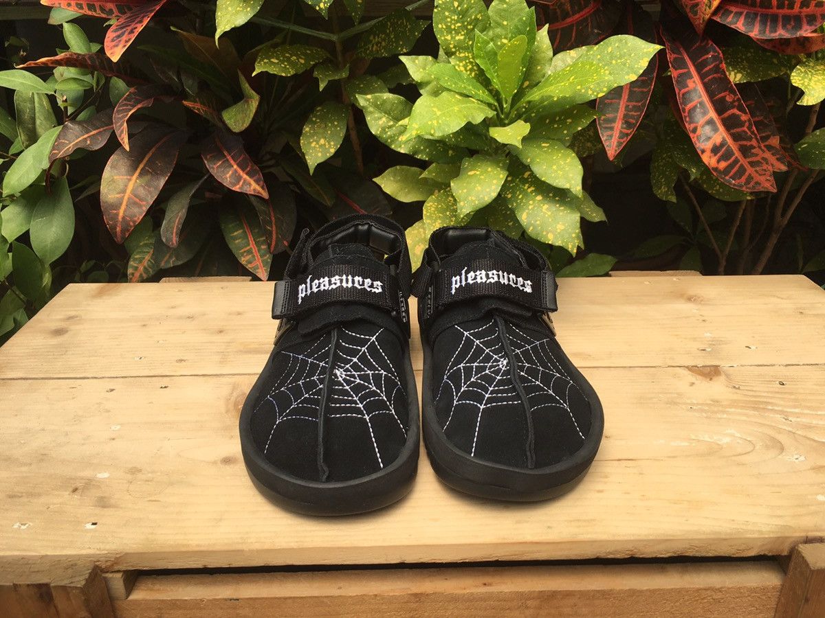 Pleasures × Reebok Pleasures x Reebok Beatnik Black Spiders Webs Size US 6 / EU 39 - 9 Thumbnail