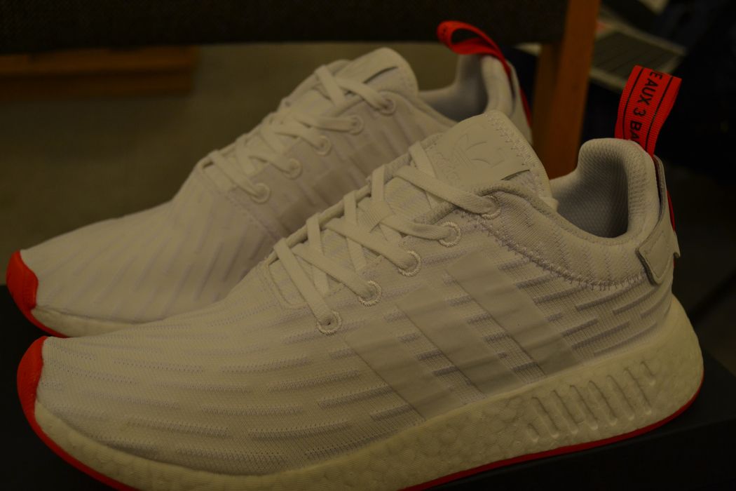 Nmd r2 store white core red