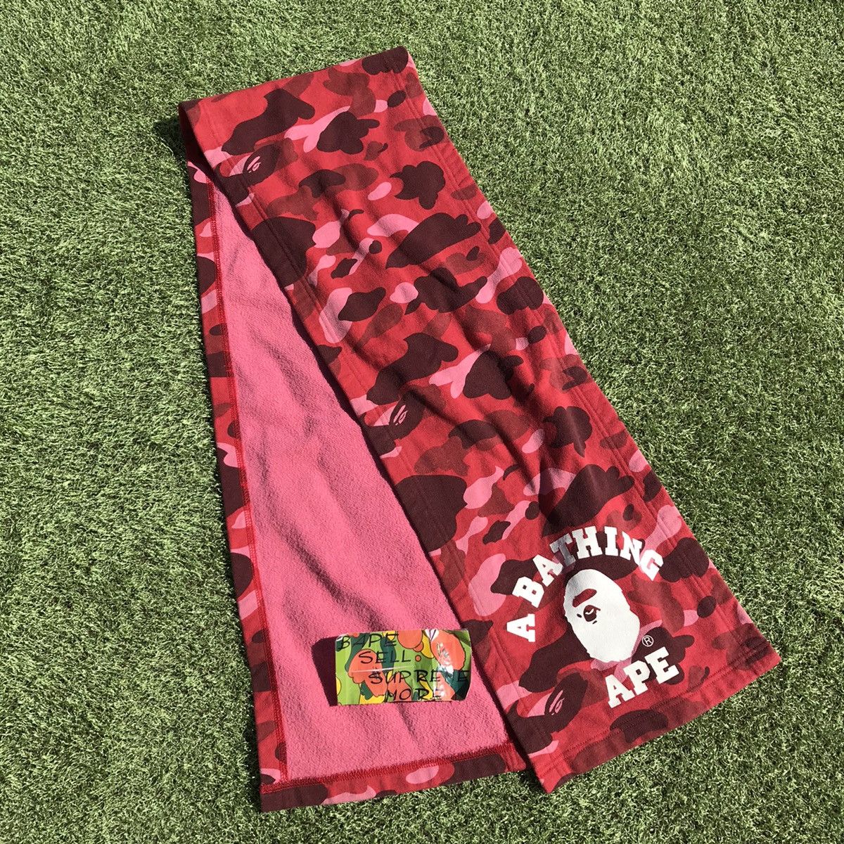 BAPE APE HEAD Print muffler Red camo