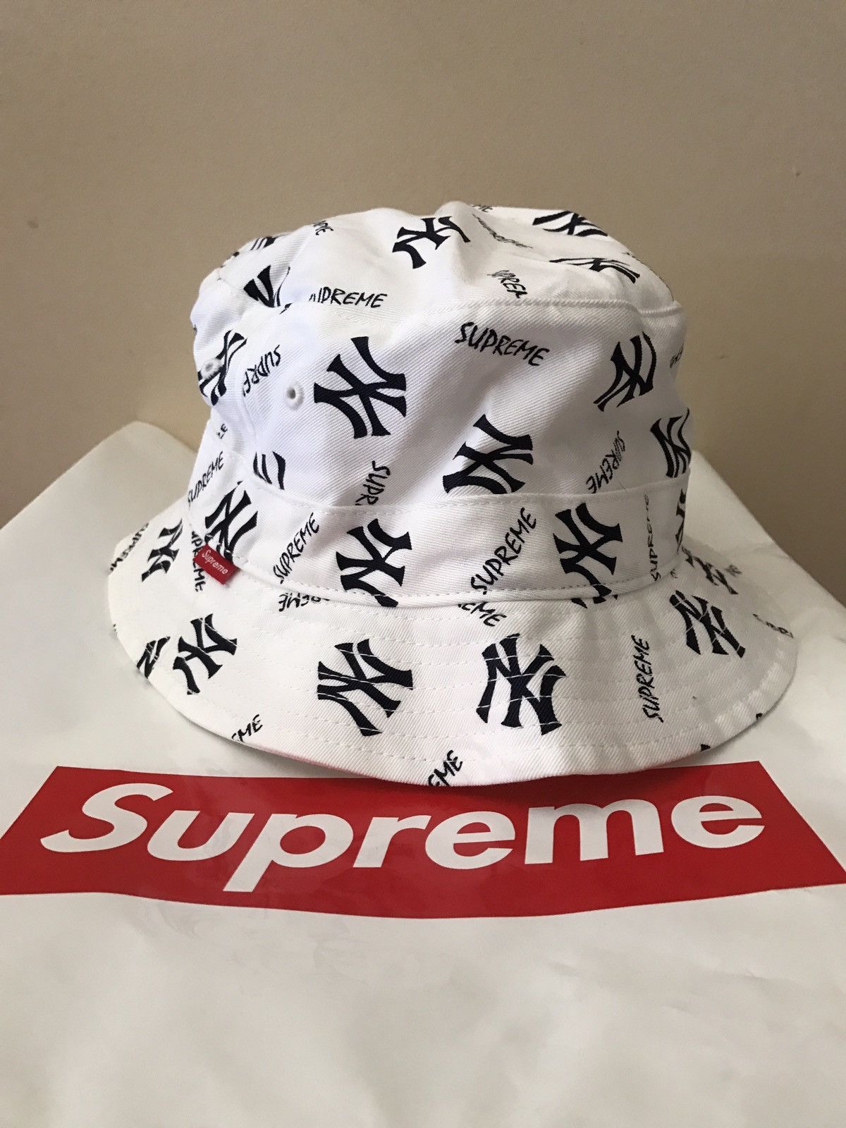 Supreme yankees bucket hat sales