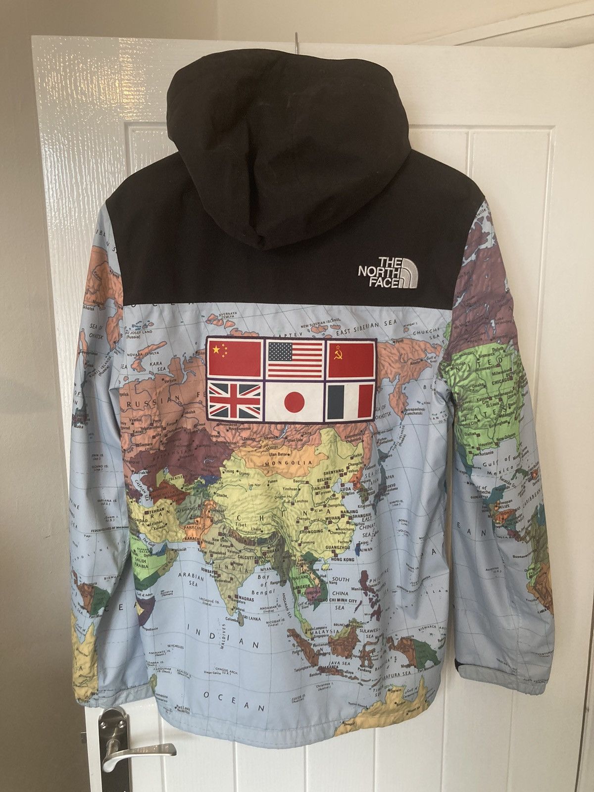 North face x supreme map hotsell