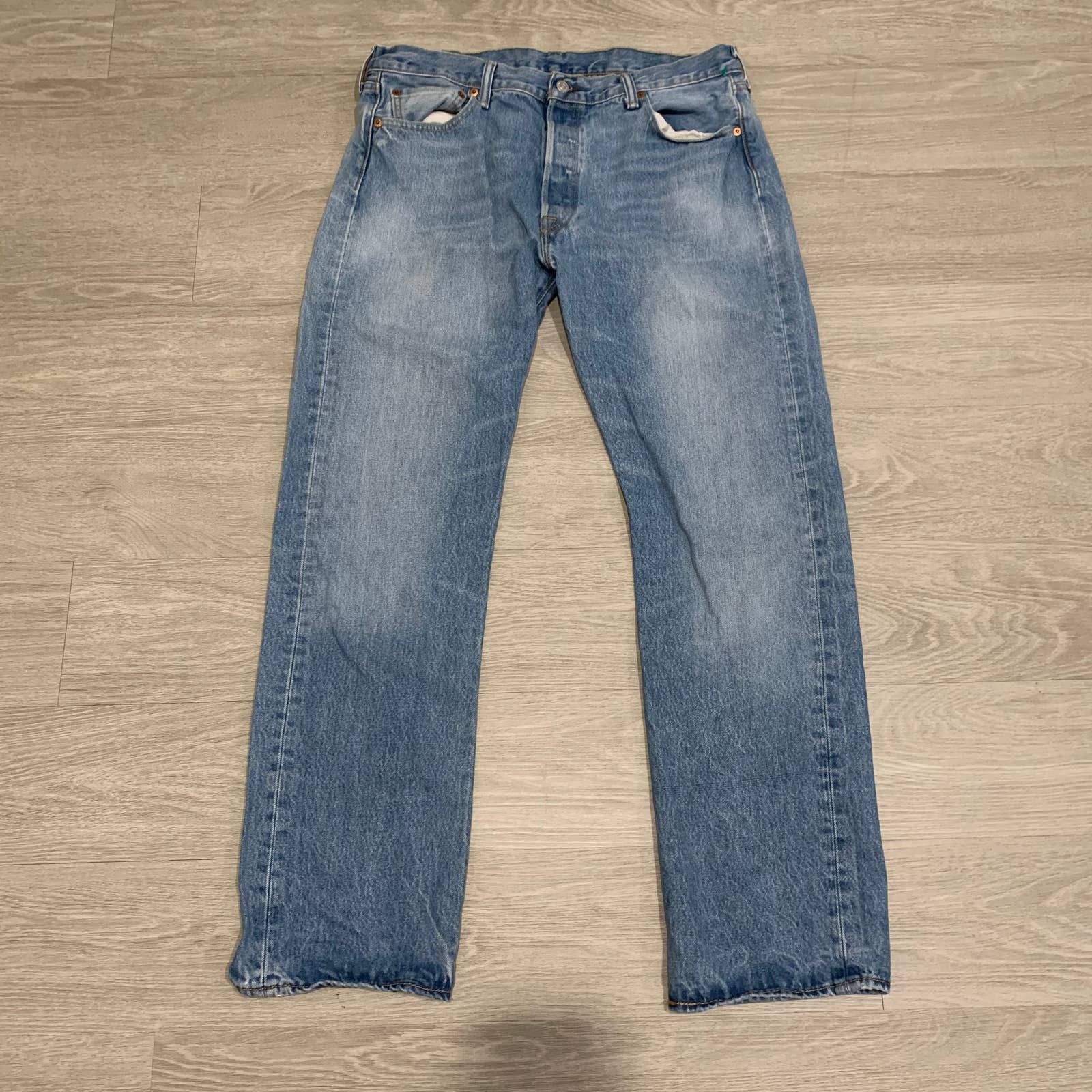 Levi's Levis 501 Lightwash Denim Jeans 5 Button Fly Fits 34x31 Size US 34 / EU 50 - 4 Thumbnail
