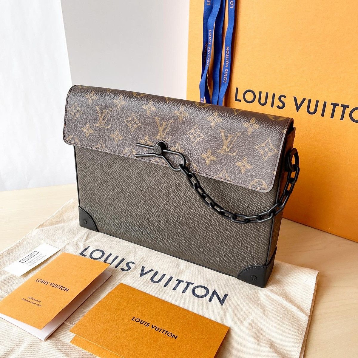 M30583 Louis Vuitton Men Pochette Voyage Steamer