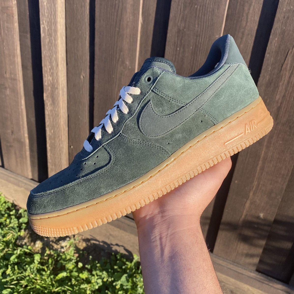 NIKE AIR FORCE 1 LOW 07 LV8 SUEDE SZ 11 OUTDOOR GREEN GUM BOTTOM AA1117 300  