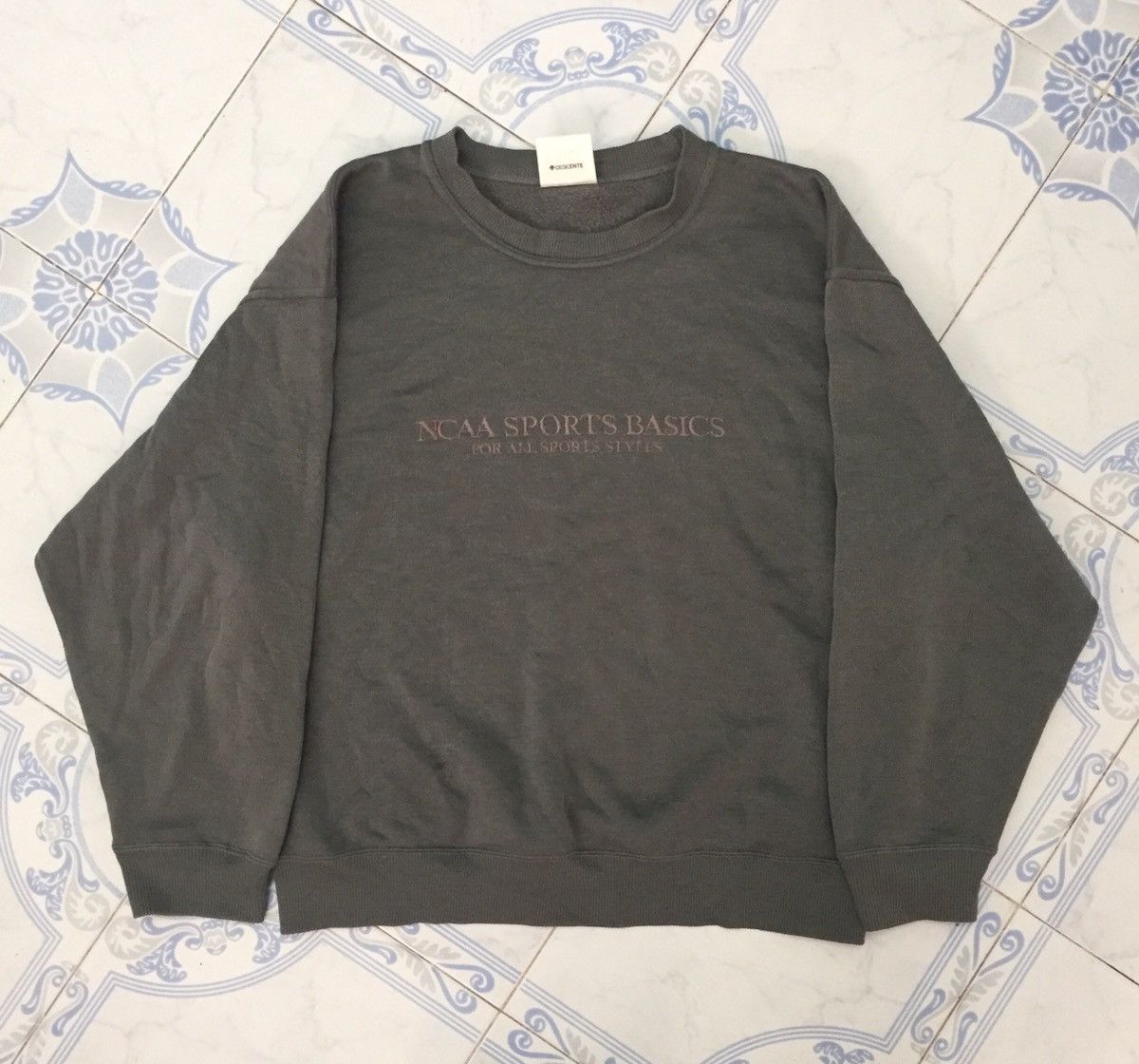 Descente × NCAA Embroidery NCAA SPORTS BASICS Sweatshirt Made in Japan Size US L / EU 52-54 / 3 - 1 Thumbnail