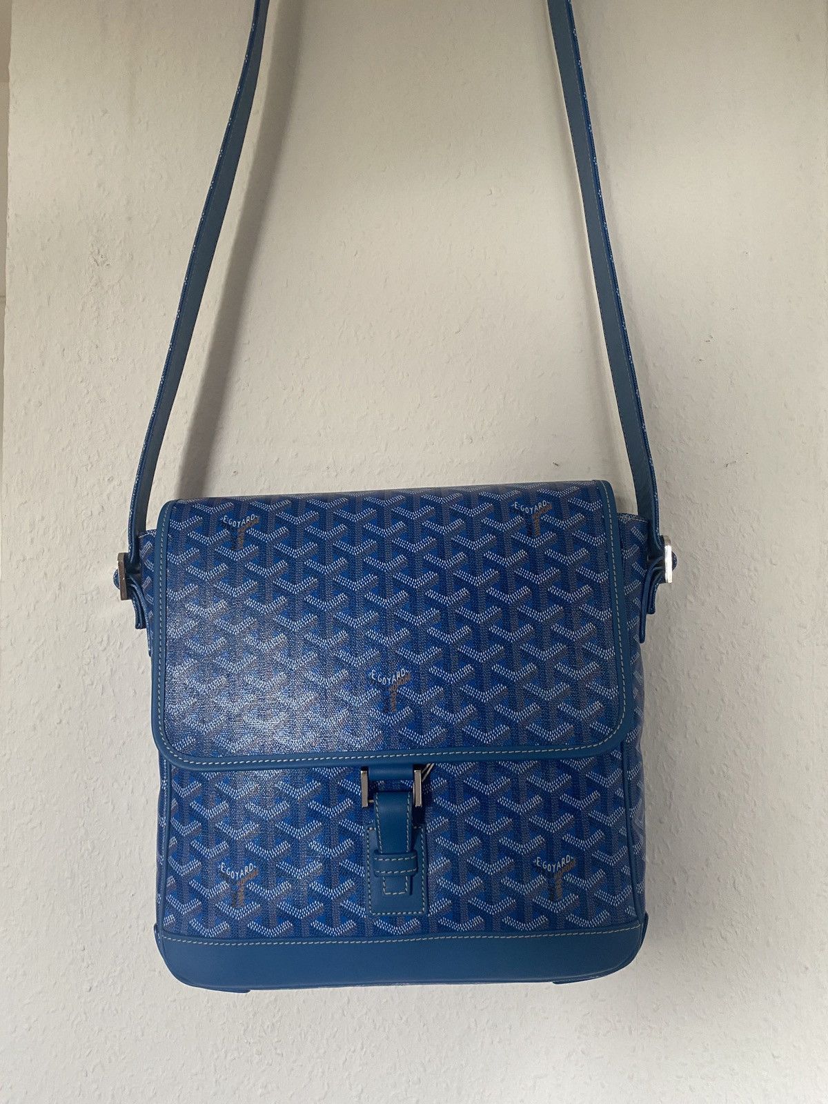 goyard blue messenger