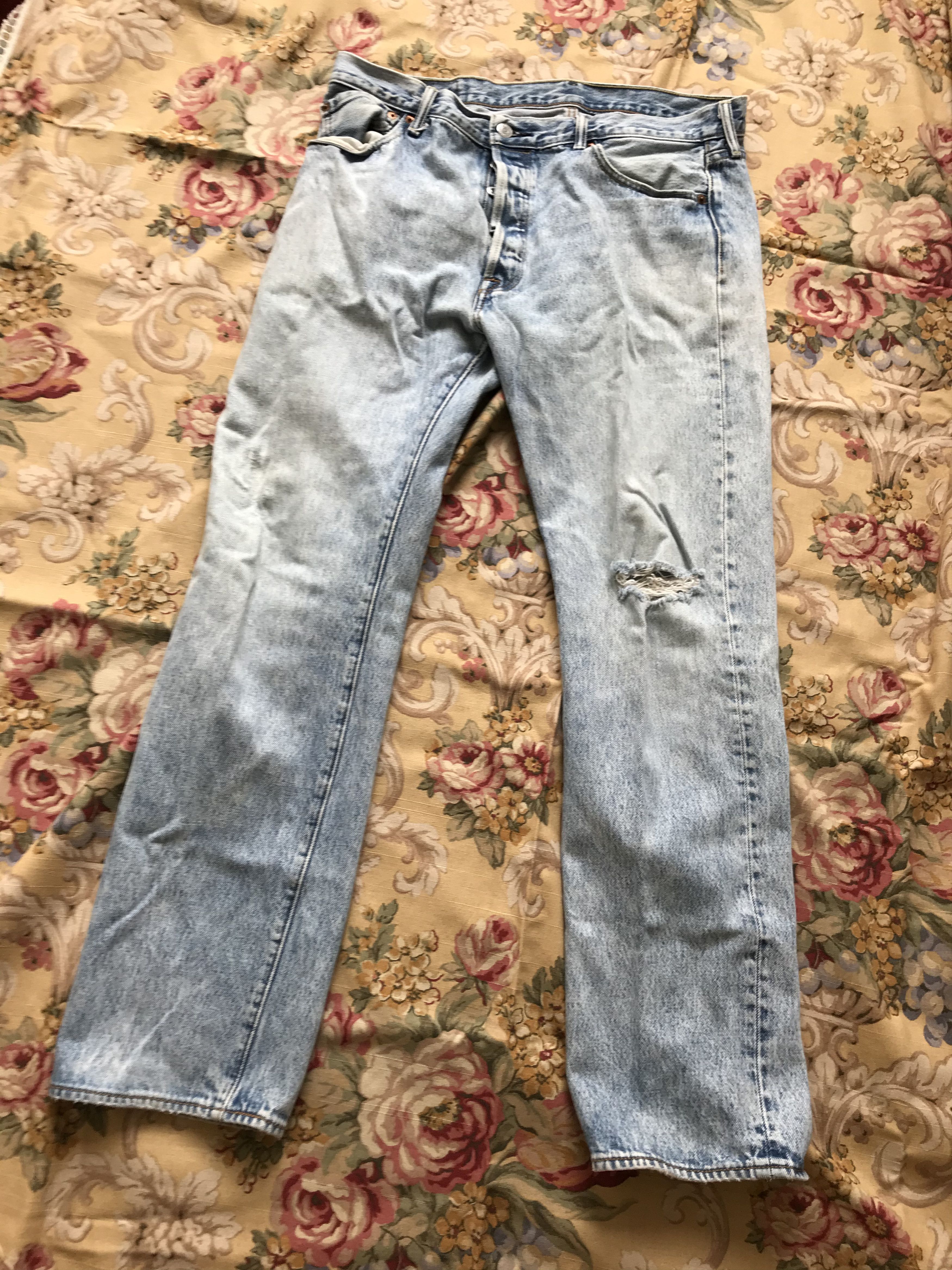 Levi’s light wash distress jeans 36 xl