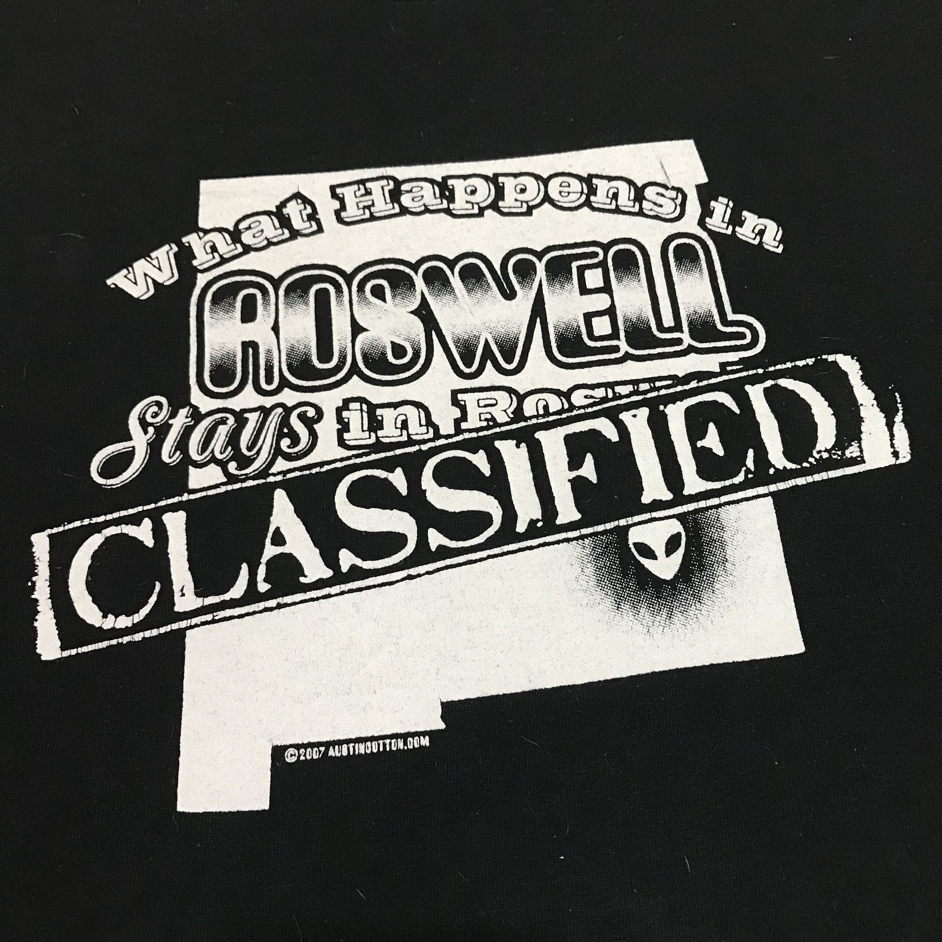 Vintage Vintage Y2K Aliens Classified What Happens in ROSWELL Tee Size US XL / EU 56 / 4 - 3 Thumbnail