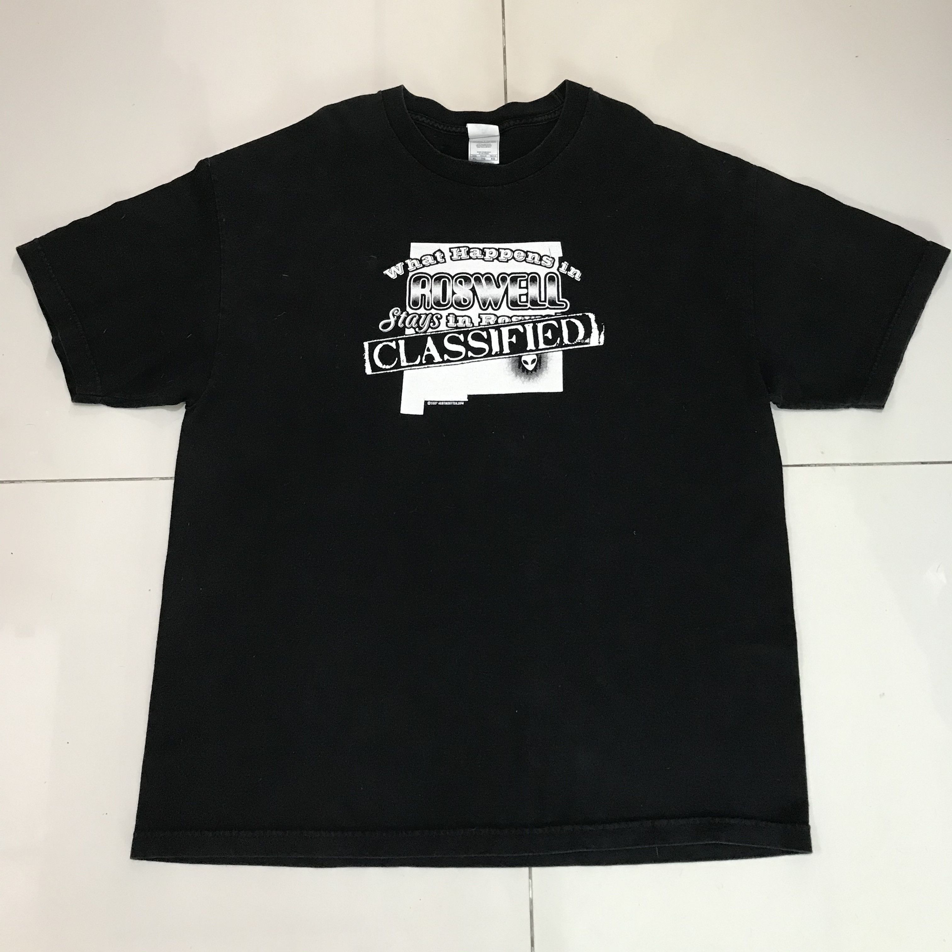 Vintage Vintage Y2K Aliens Classified What Happens in ROSWELL Tee Size US XL / EU 56 / 4 - 2 Thumbnail
