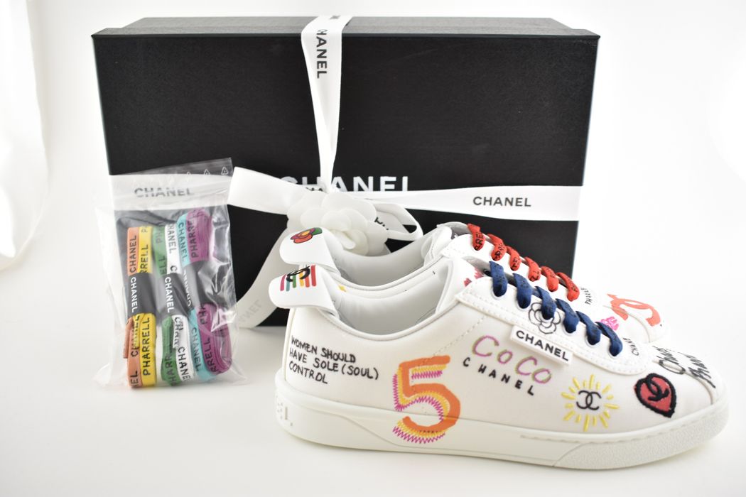 Buy Pharrell x Chanel Wmns Sneaker 'Logos' - 19D G34877 X53027