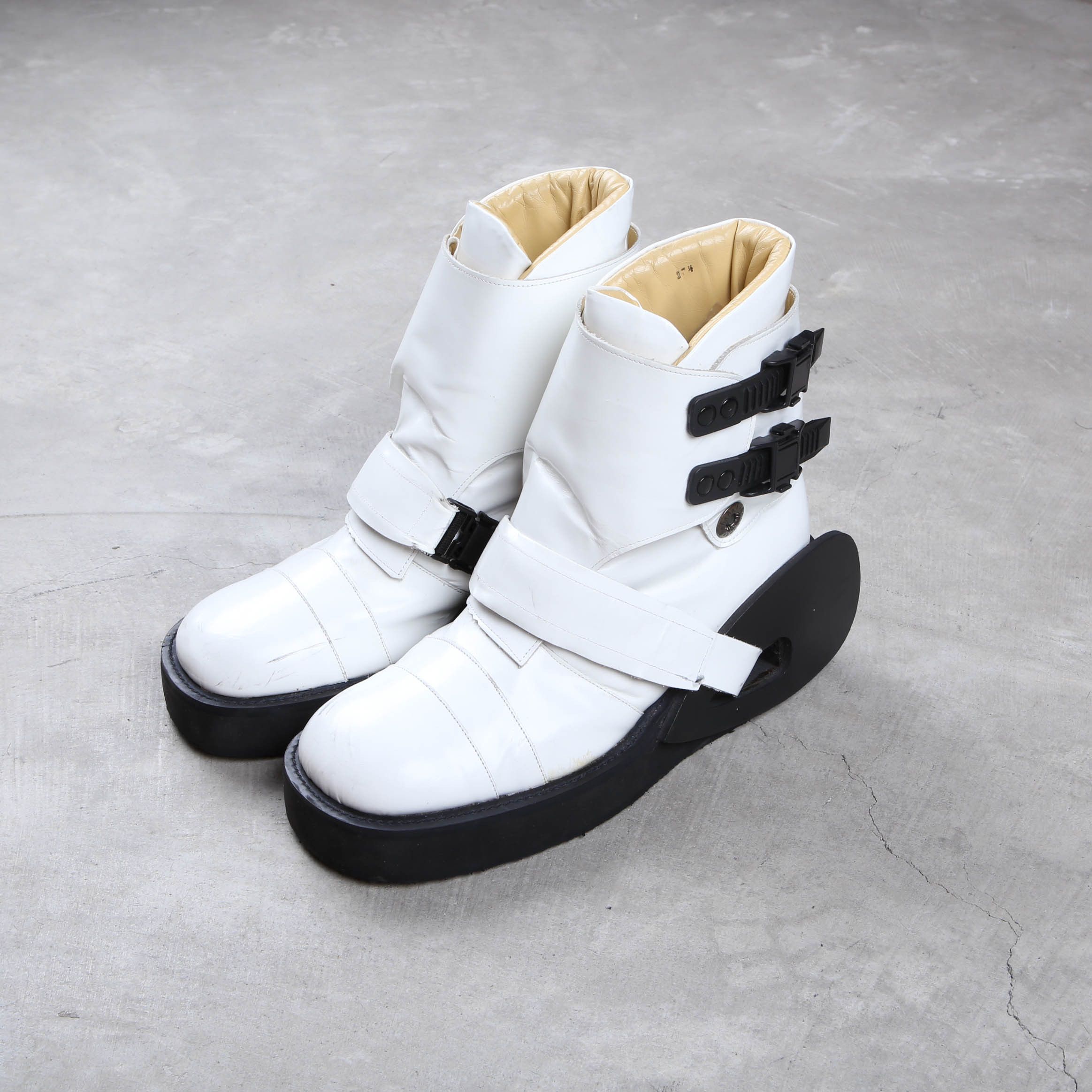 20471120 Ski Boots Futuristic White size 10.5 DS - Boots