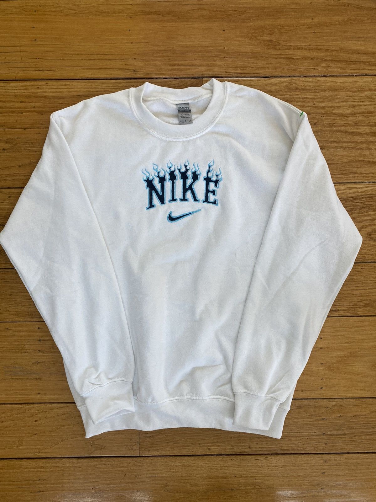 Nike flame logo crewneck sale