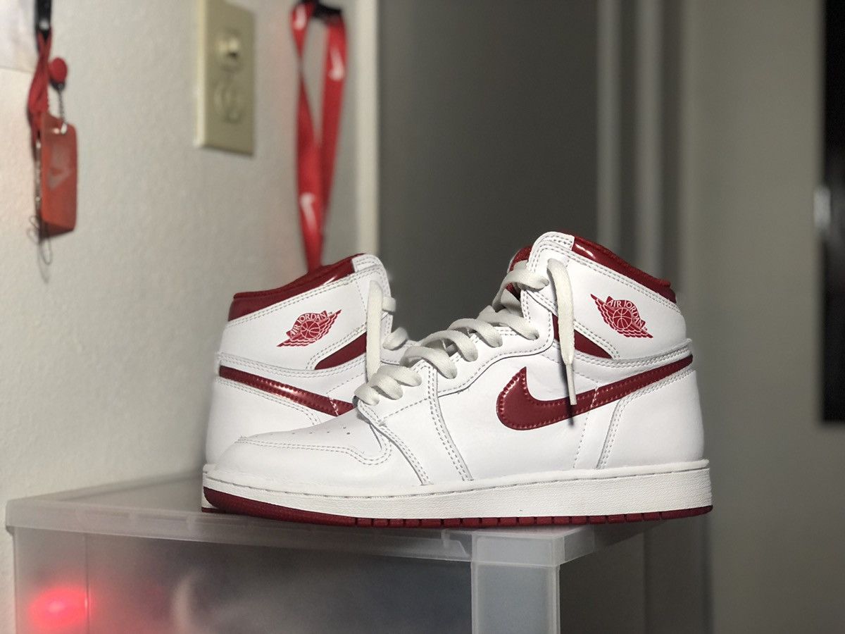 Jordan Brand Nike Air Jordan 1 Retro High OG GS Metallic Red vintage sz 7 Size US 7 / EU 40 - 1 Thumbnail