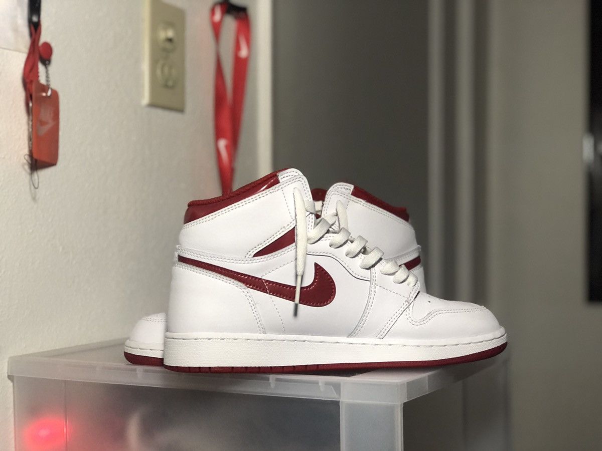 Jordan Brand Nike Air Jordan 1 Retro High OG GS Metallic Red vintage sz 7 Size US 7 / EU 40 - 6 Thumbnail