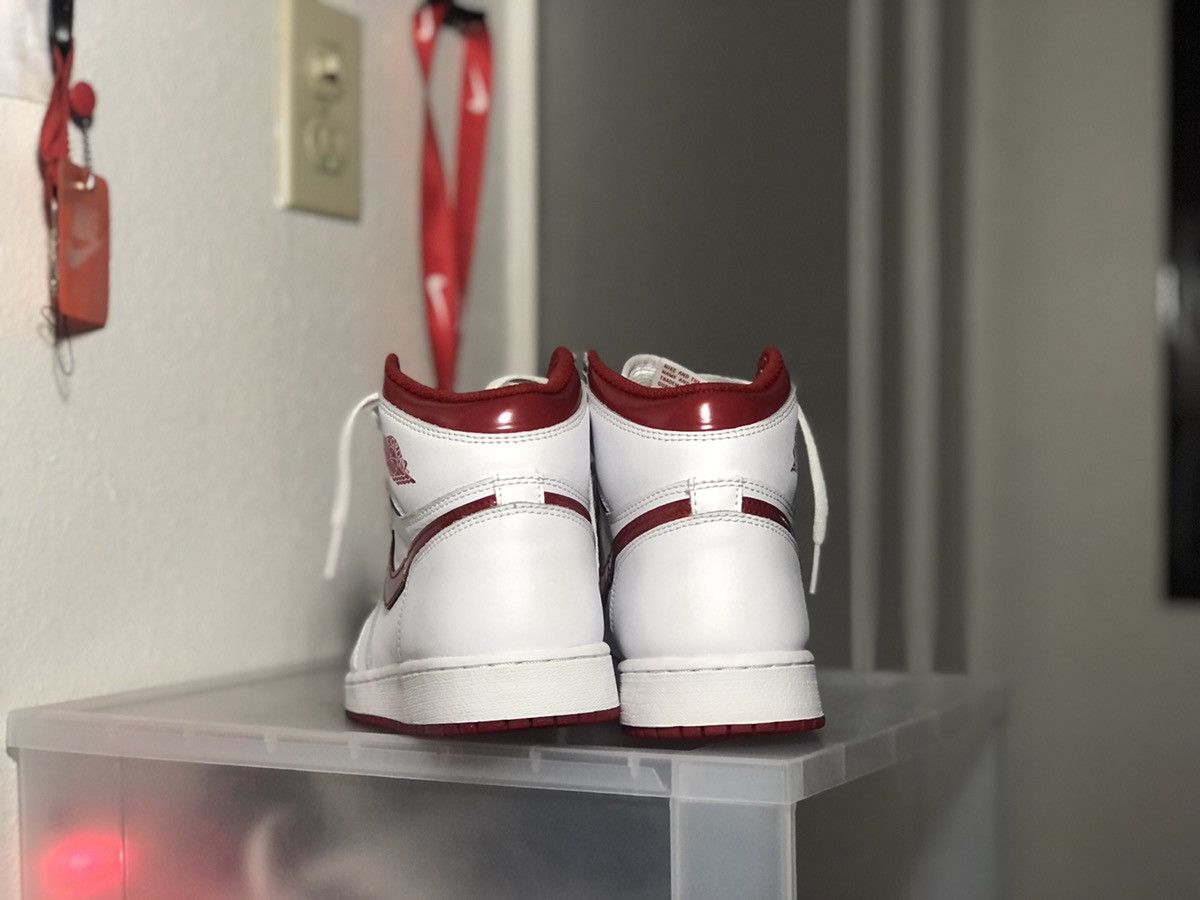 Jordan Brand Nike Air Jordan 1 Retro High OG GS Metallic Red vintage sz 7 Size US 7 / EU 40 - 4 Thumbnail