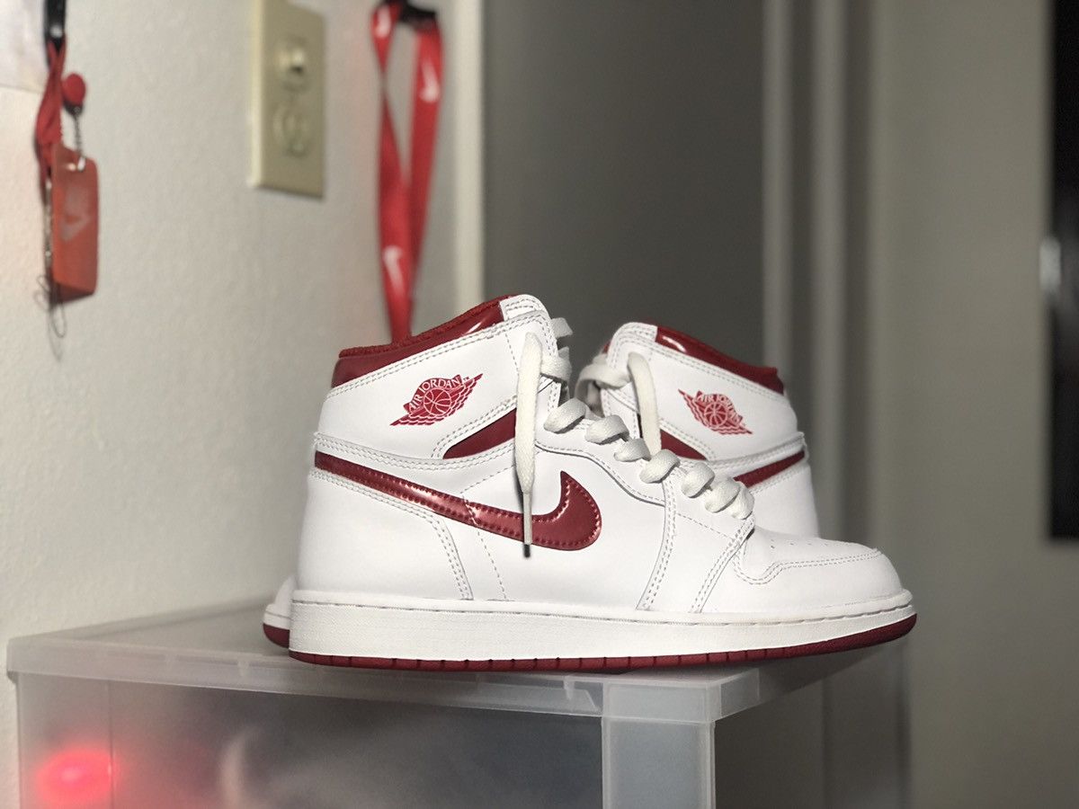 Jordan Brand Nike Air Jordan 1 Retro High OG GS Metallic Red vintage sz 7 Size US 7 / EU 40 - 2 Thumbnail