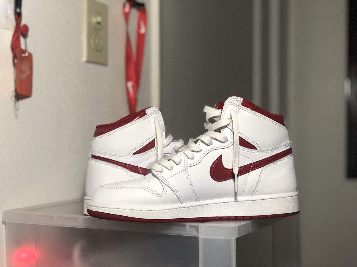 Jordan Brand Nike Air Jordan 1 Retro High OG GS Metallic Red vintage sz 7 Size US 7 / EU 40 - 5 Thumbnail