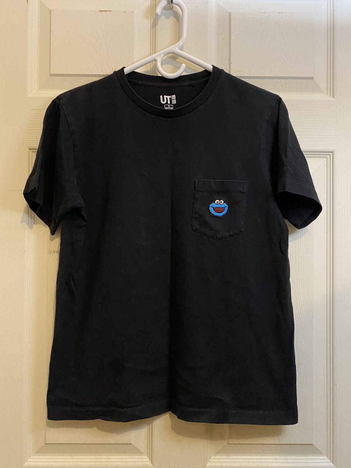 Kaws × Uniqlo Kaws Cookie Monster Pocket T-Shirt Size US S / EU 44-46 / 1 - 1 Thumbnail