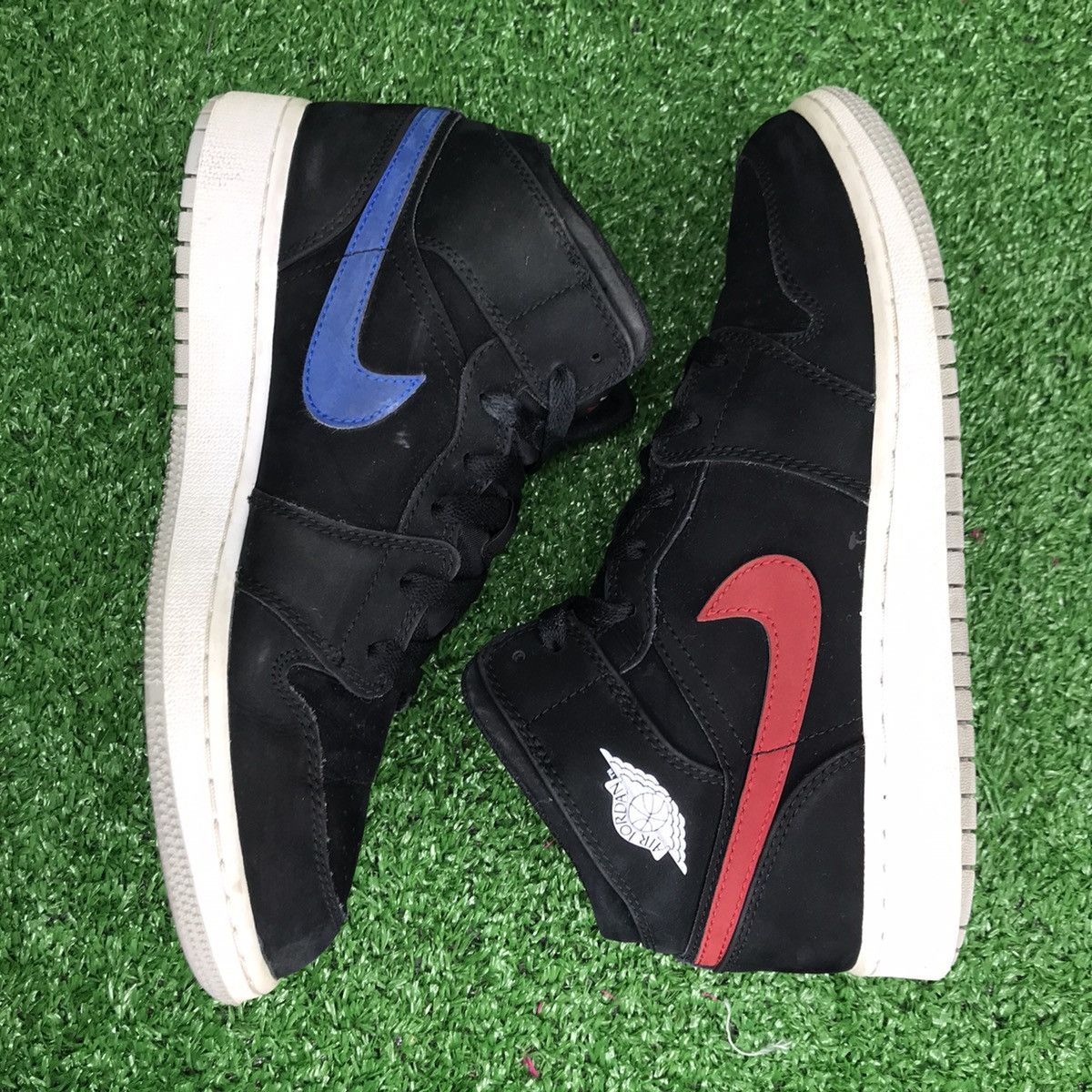 Jordan Brand Air Jordan 1 Retro Mid GS Black University Red Size US 6.5 / EU 39-40 - 6 Thumbnail